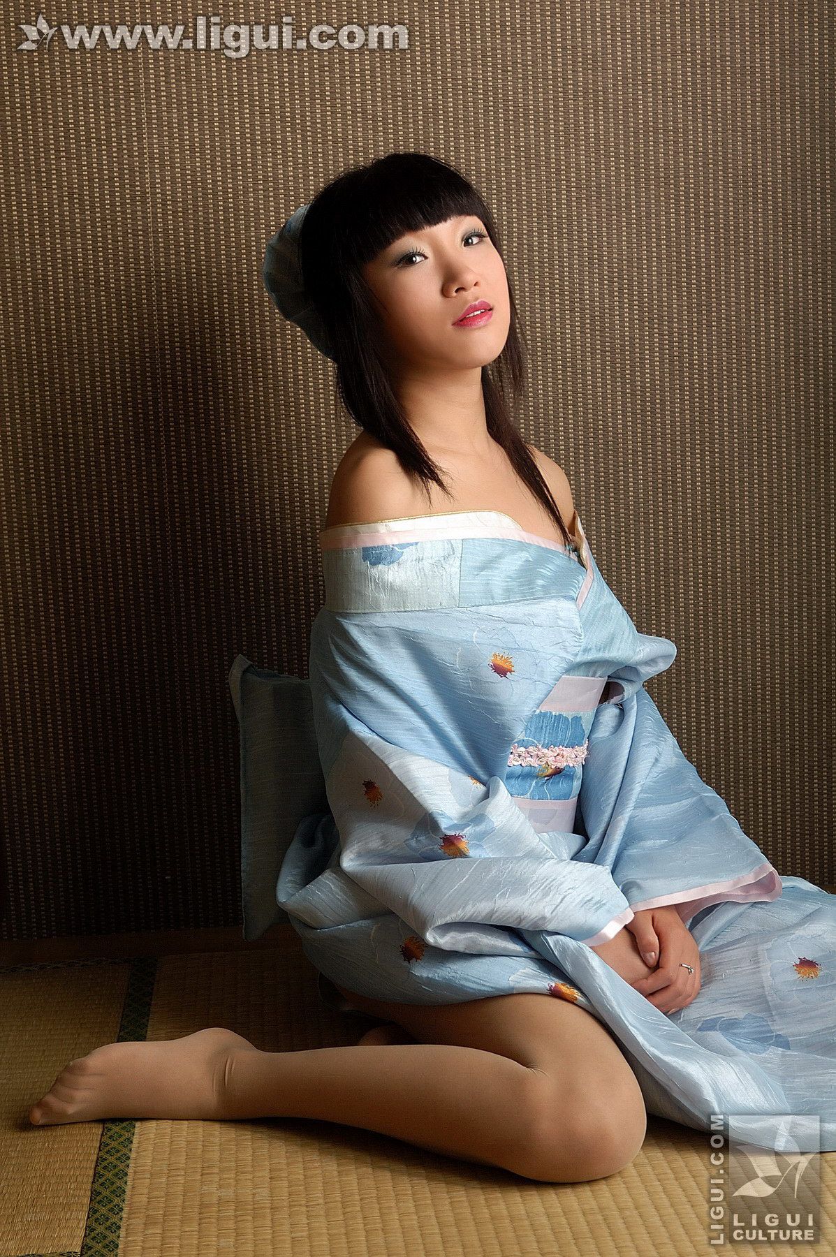 Model 伊园《日本丝袜少女与狗熊的邂逅》  丝足写真图片-图27