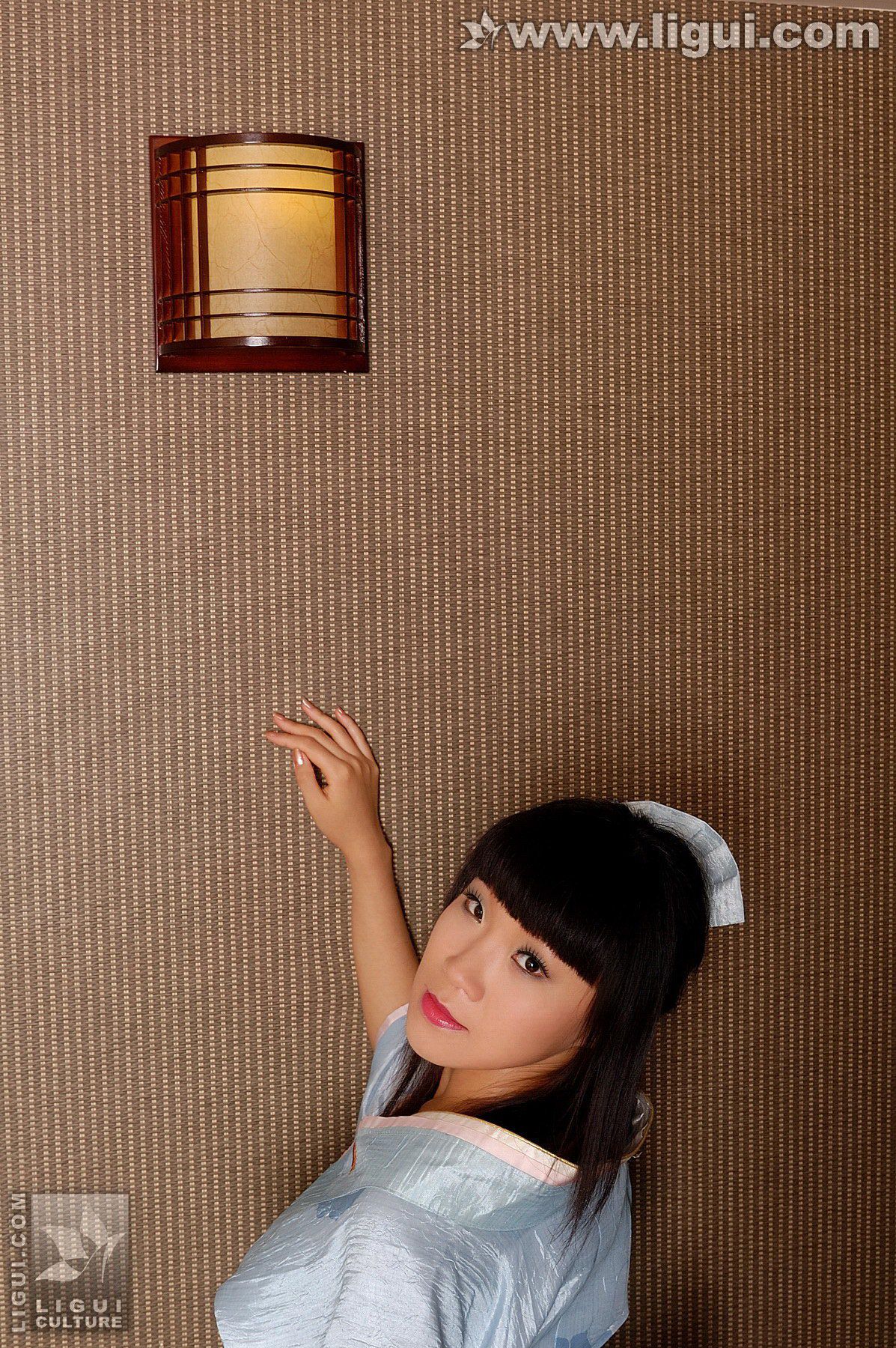 Model 伊园《日本丝袜少女与狗熊的邂逅》  丝足写真图片-图6