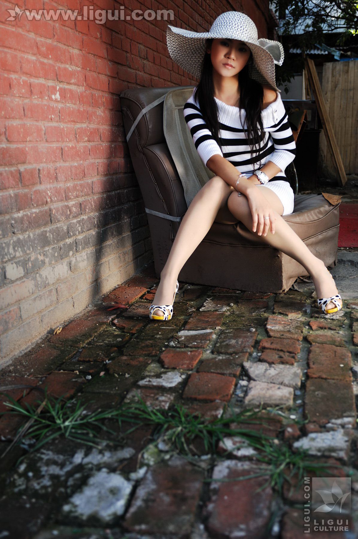 Model 卡鲁鲁《时尚美足达人街边秀》  丝足写真图片-图11