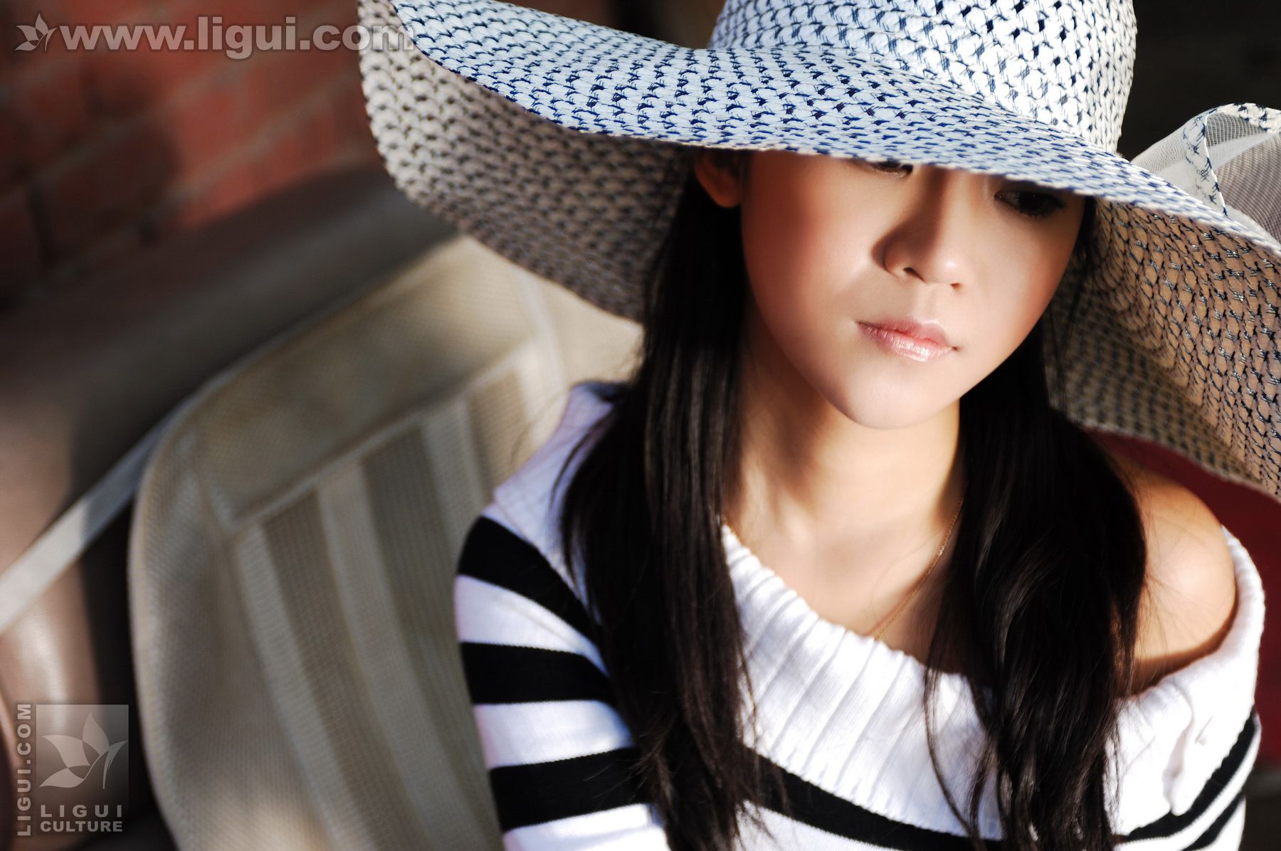 Model 卡鲁鲁《时尚美足达人街边秀》  丝足写真图片-图13