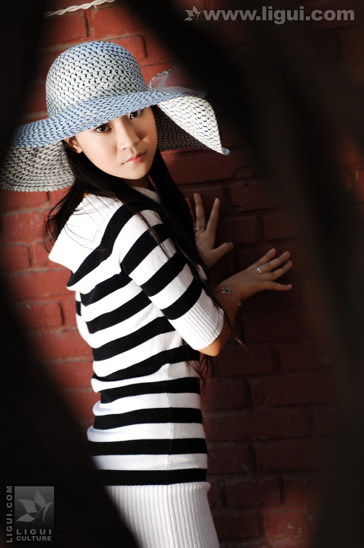 Model 卡鲁鲁《时尚美足达人街边秀》  丝足写真图片-图5