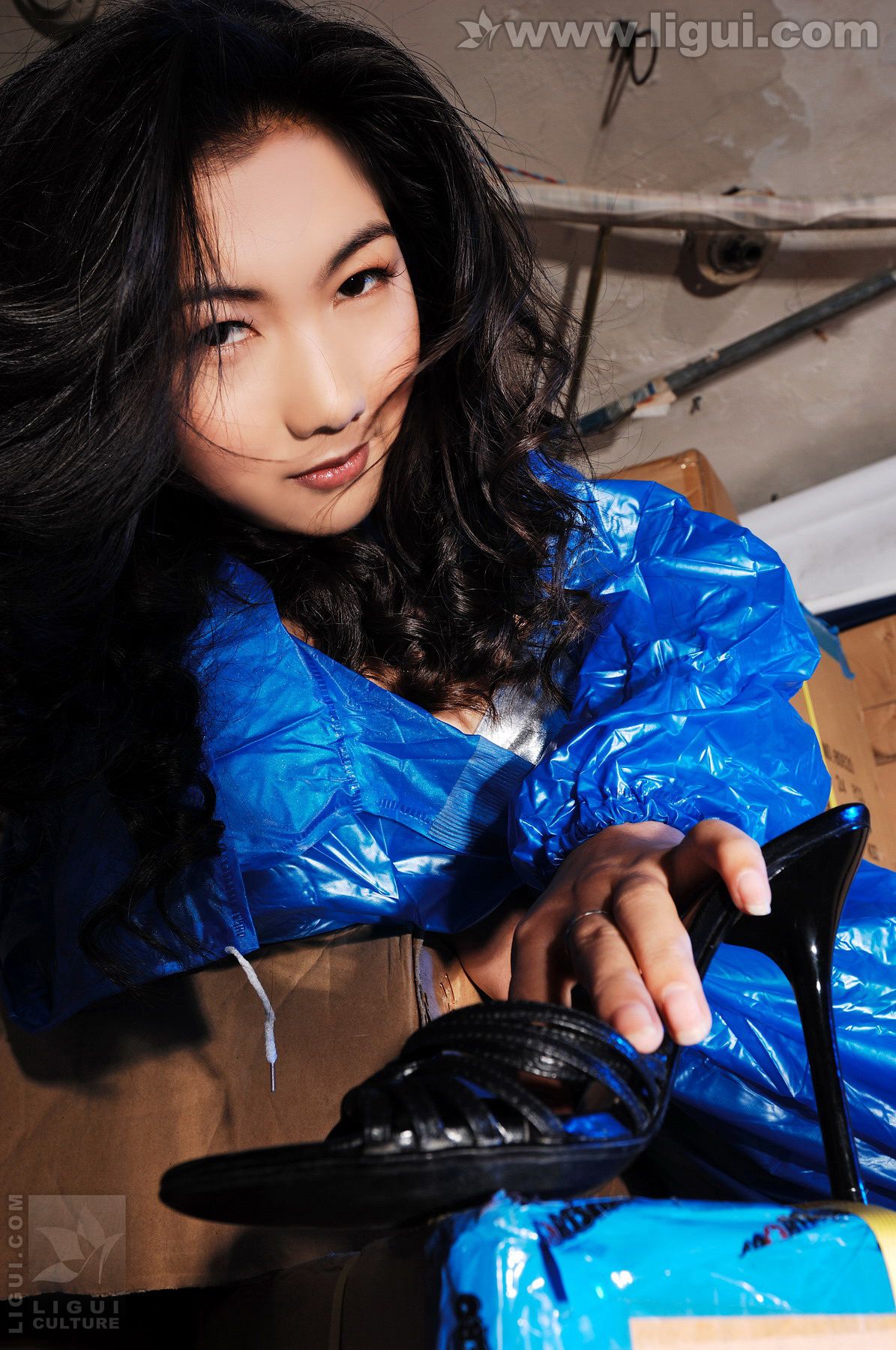 Model 丝丝《误入仓库猎艳白丝性感尤物》  丝足写真图片-图14