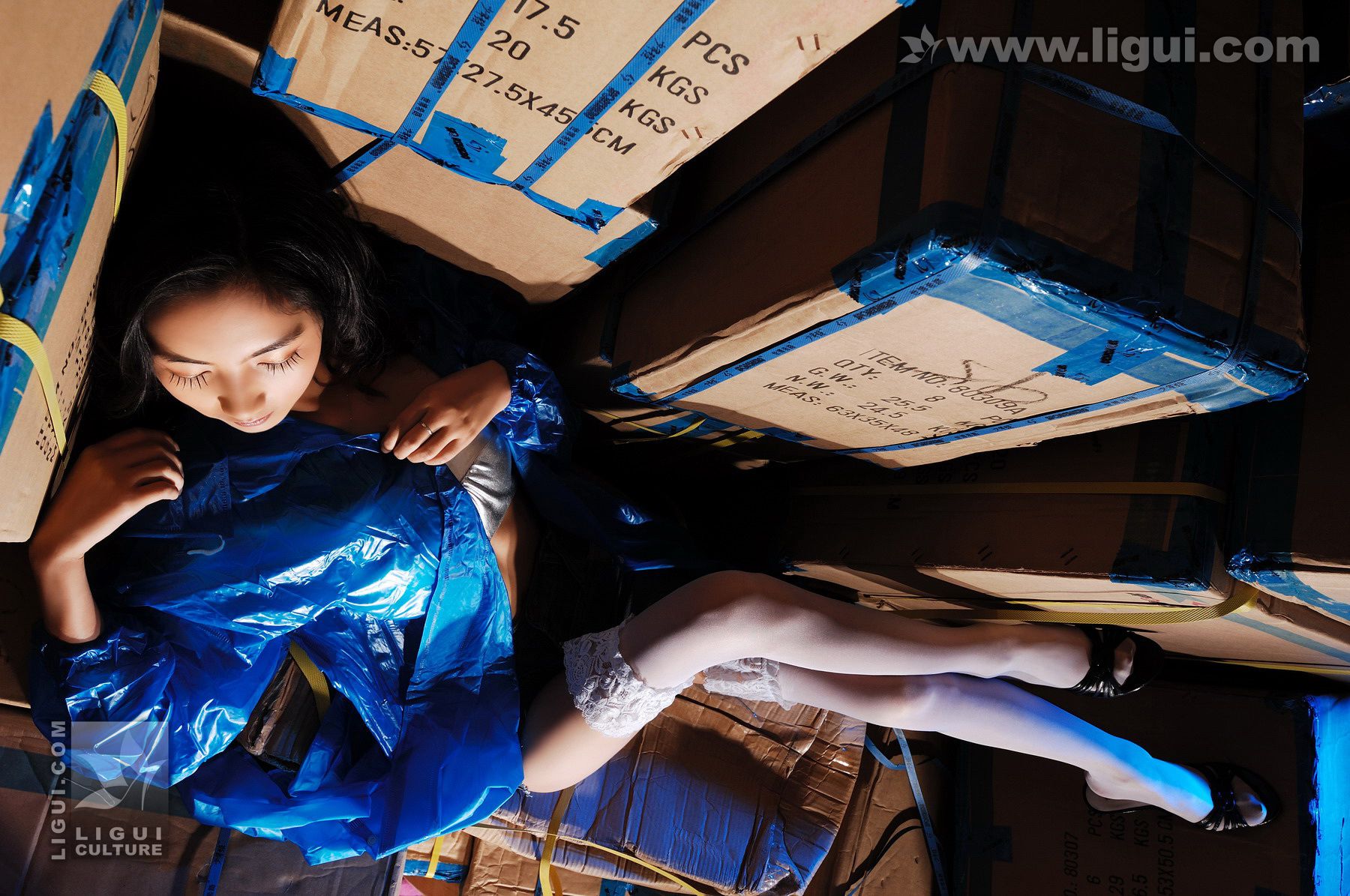 Model 丝丝《误入仓库猎艳白丝性感尤物》  丝足写真图片-图18
