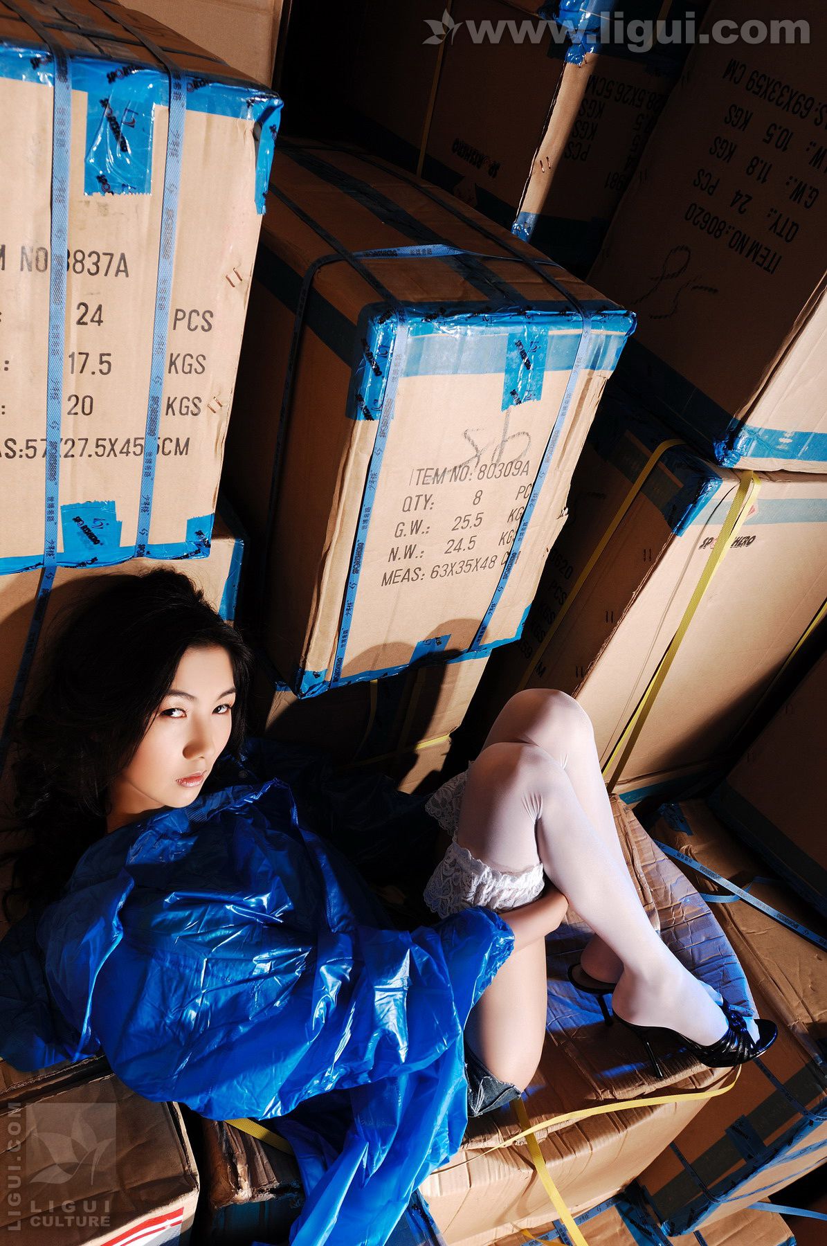 Model 丝丝《误入仓库猎艳白丝性感尤物》  丝足写真图片-图23