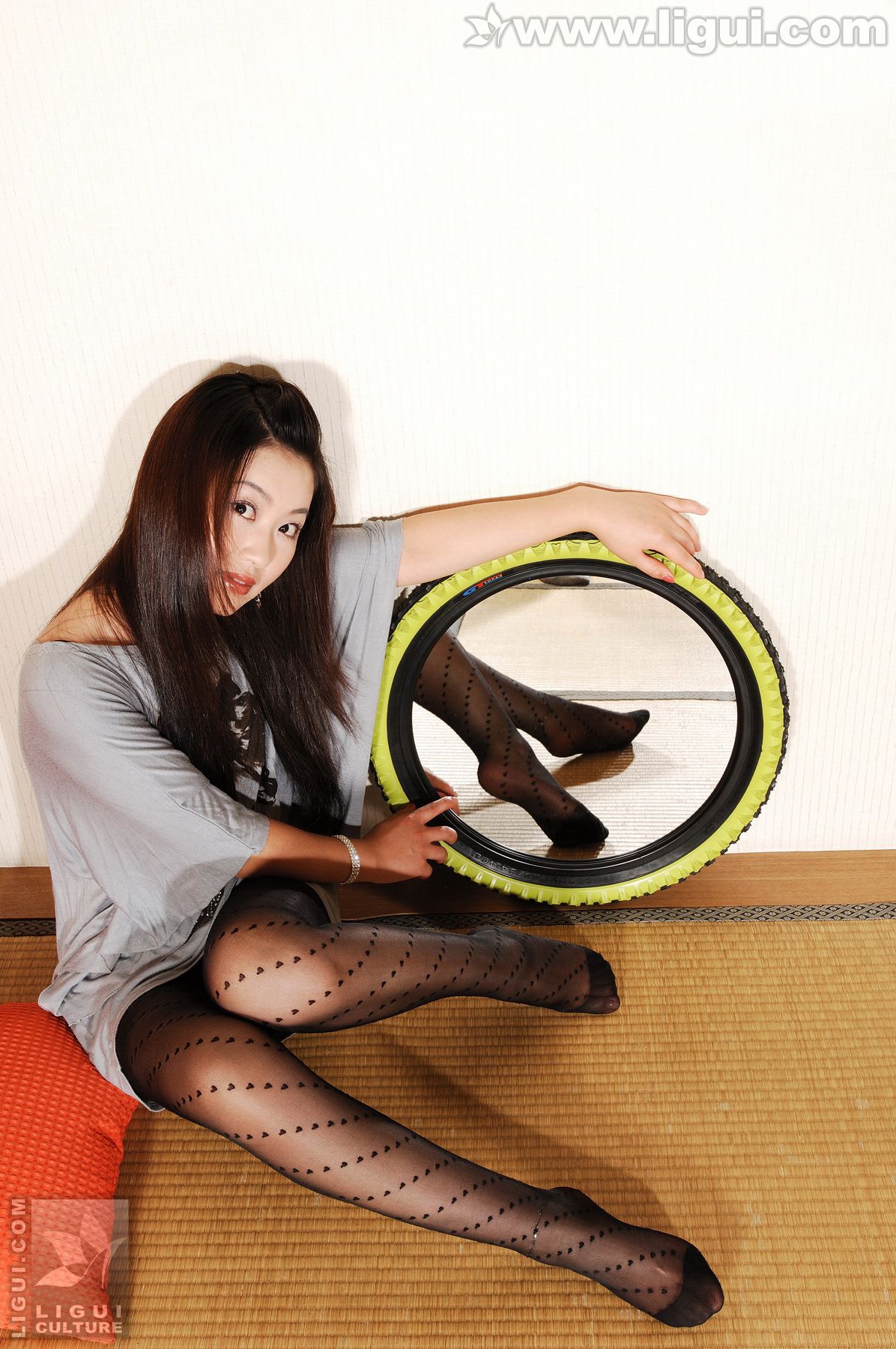 Model 小露露《脱丝沐浴》  比足写真图片-图3