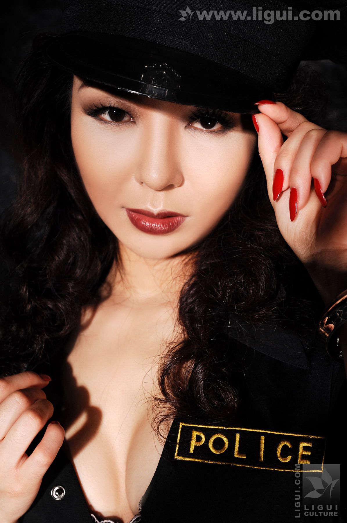 Model 冰清《另类女警玩镣铐》  丝足写真图片-图26