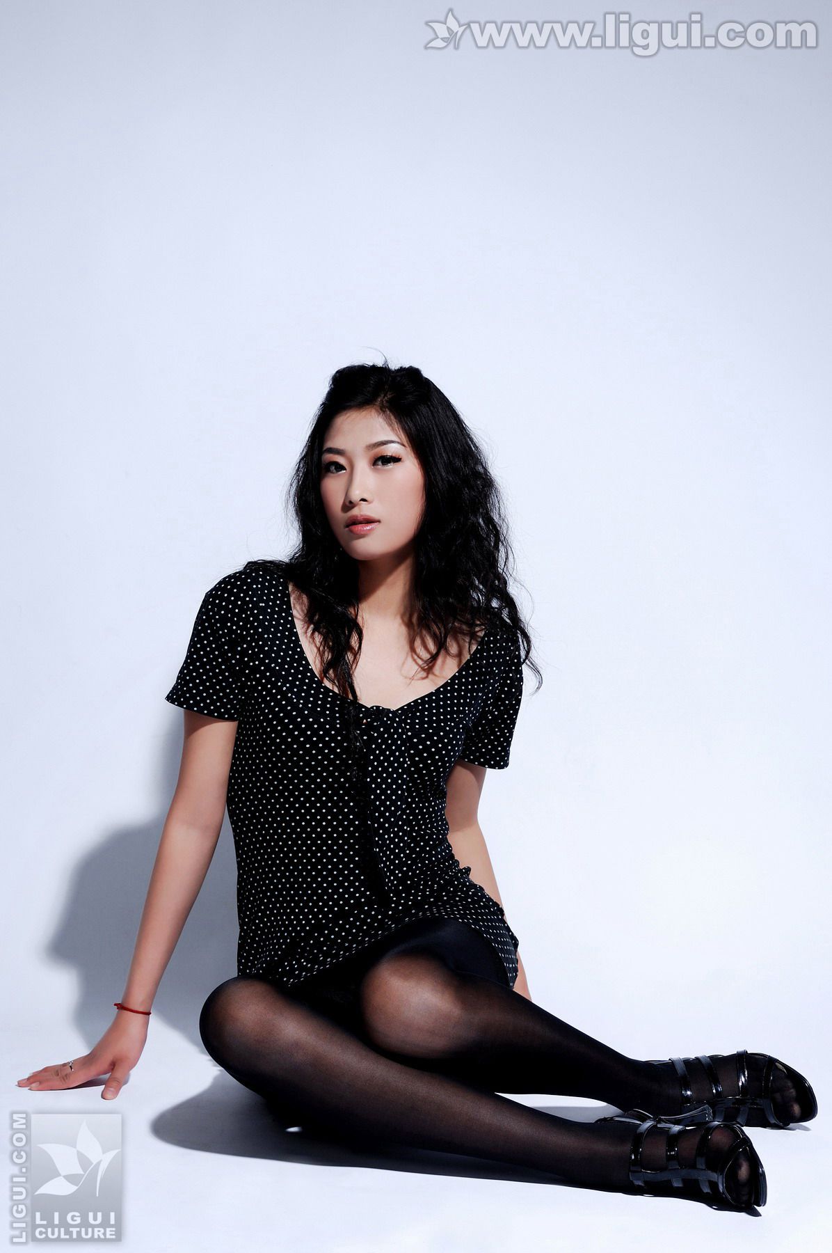 Model 王玉《黑丝美女新丽人》美腿玉足写真图片-图11