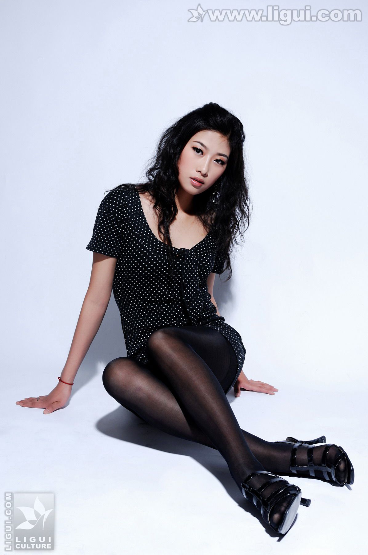 Model 王玉《黑丝美女新丽人》美腿玉足写真图片-图12