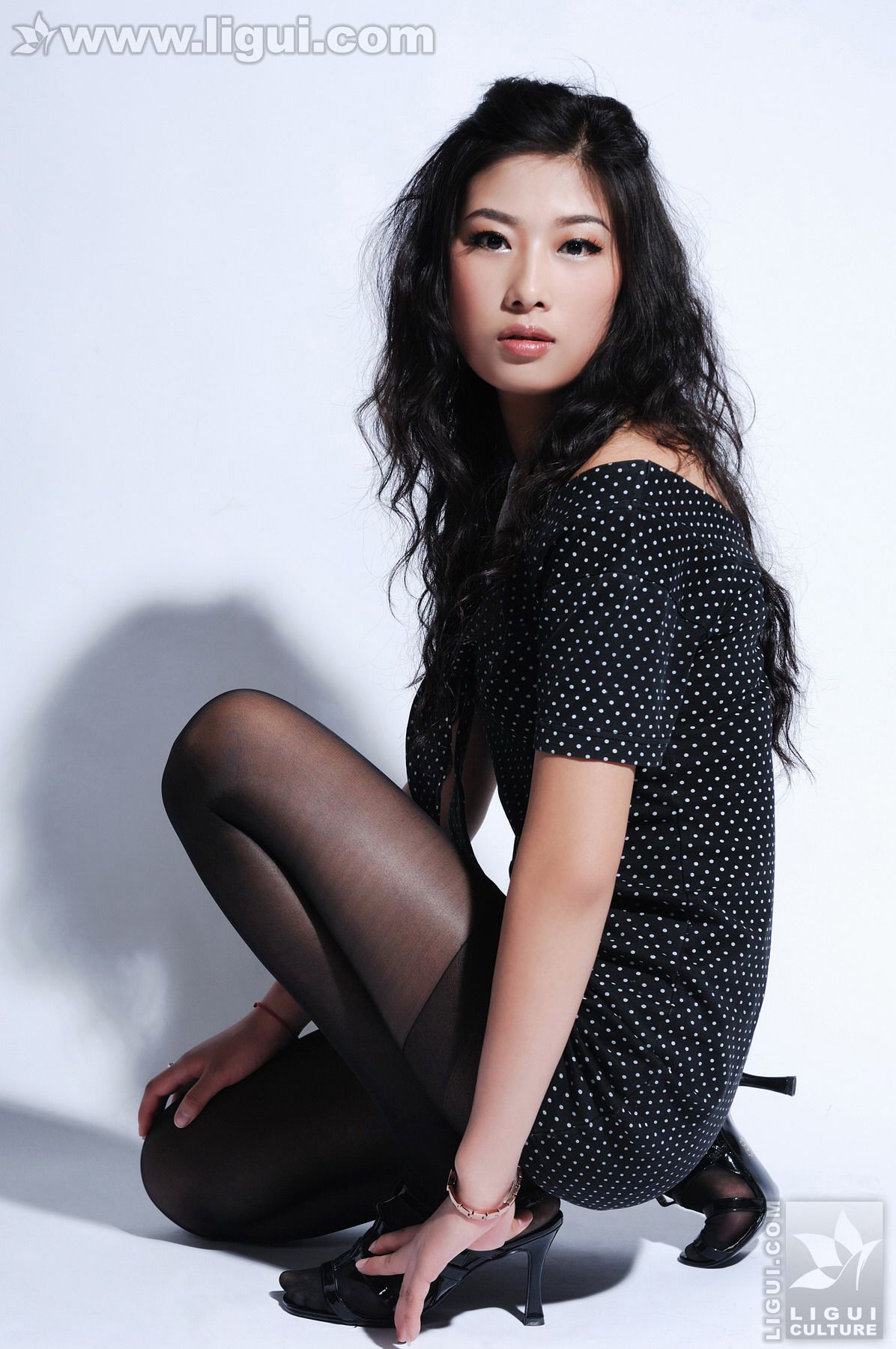 Model 王玉《黑丝美女新丽人》美腿玉足写真图片-图7
