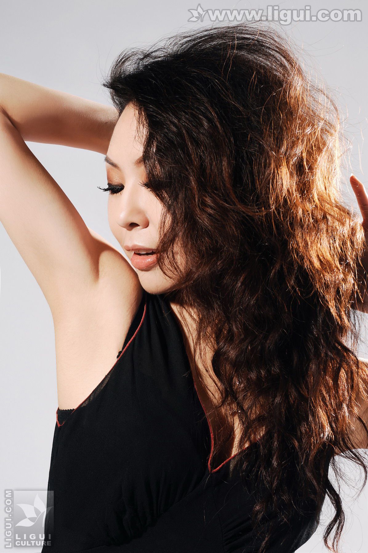 Model 冰清《亮丽熟女的黑色香水情缘》  丝袜玉足写真图片-图0