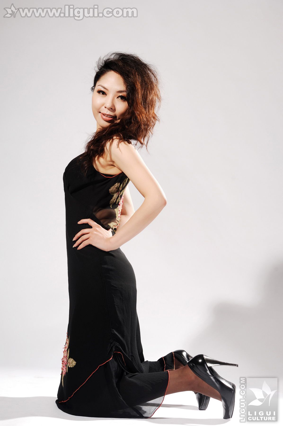 Model 冰清《亮丽熟女的黑色香水情缘》  丝袜玉足写真图片-图14