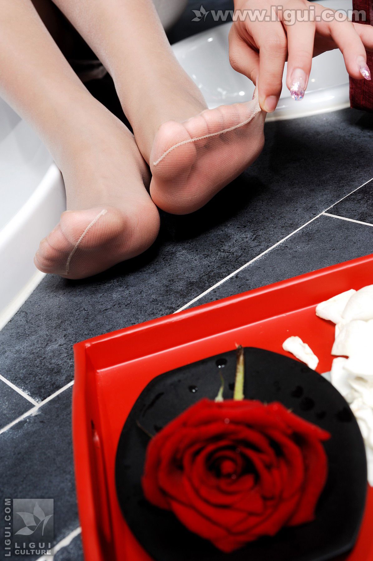 Model 思玉《出水芙蓉花瓣浴》  美腿玉足写真图片-图13