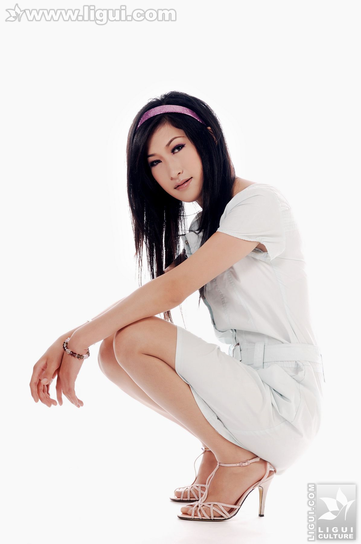 Model 婷婷《白色风情白色诱惑》  美腿玉足写真图片-图0