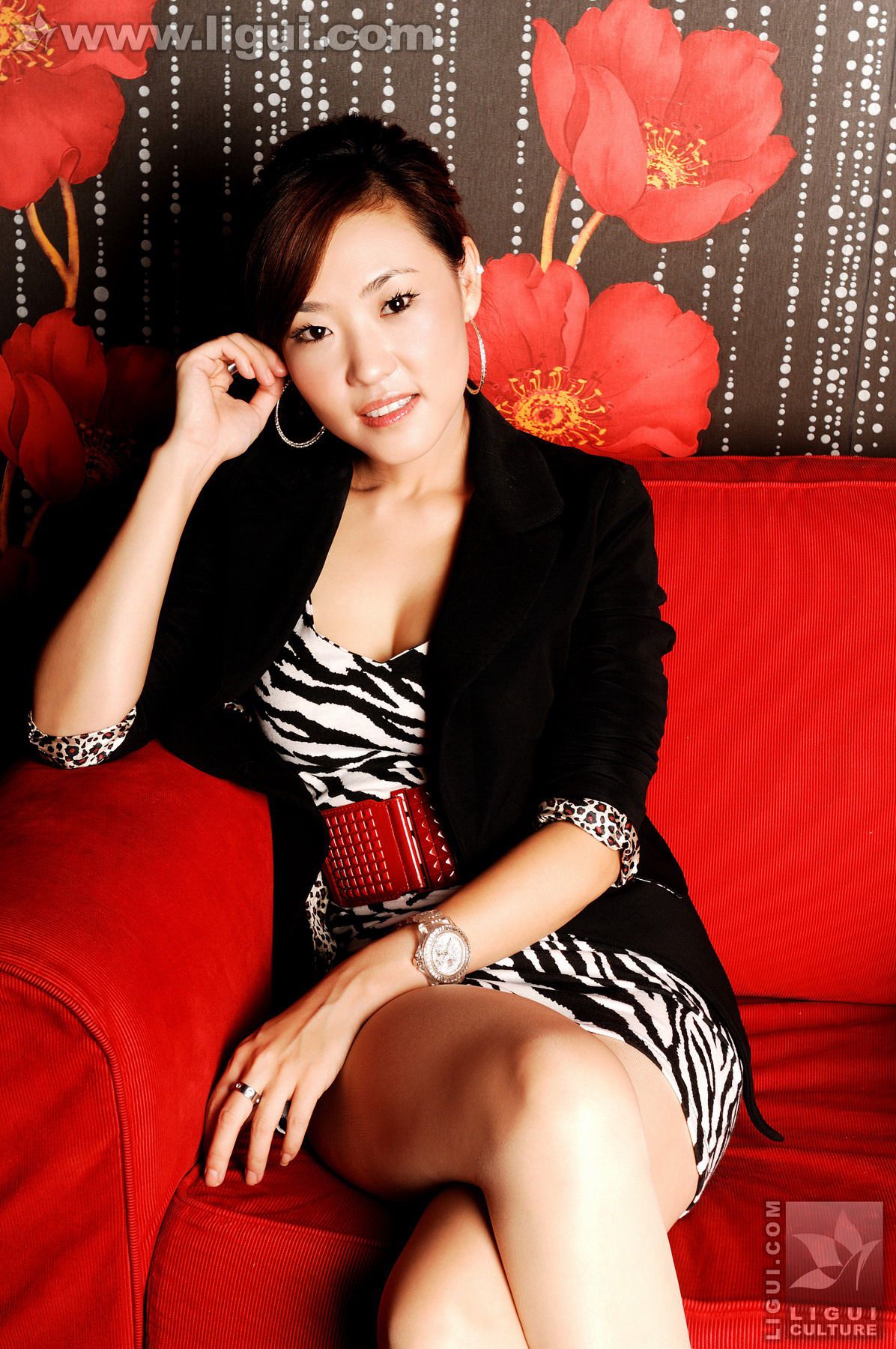 Model CoCo《沉醉其中》  美腿玉足写真图片-图0