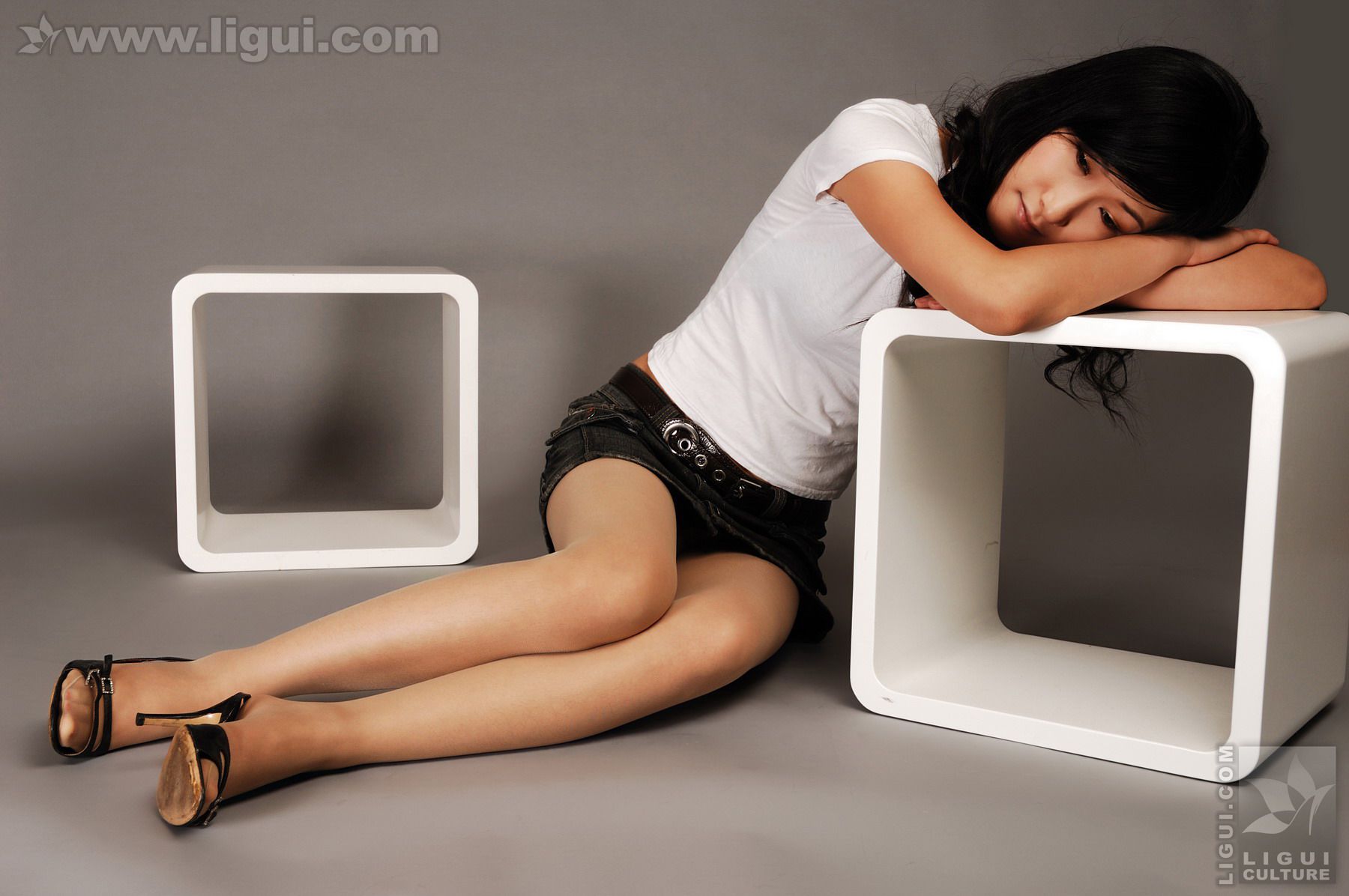 Model 婷婷《几何图形中的美丽诱惑》  美腿玉足写真图片-图32