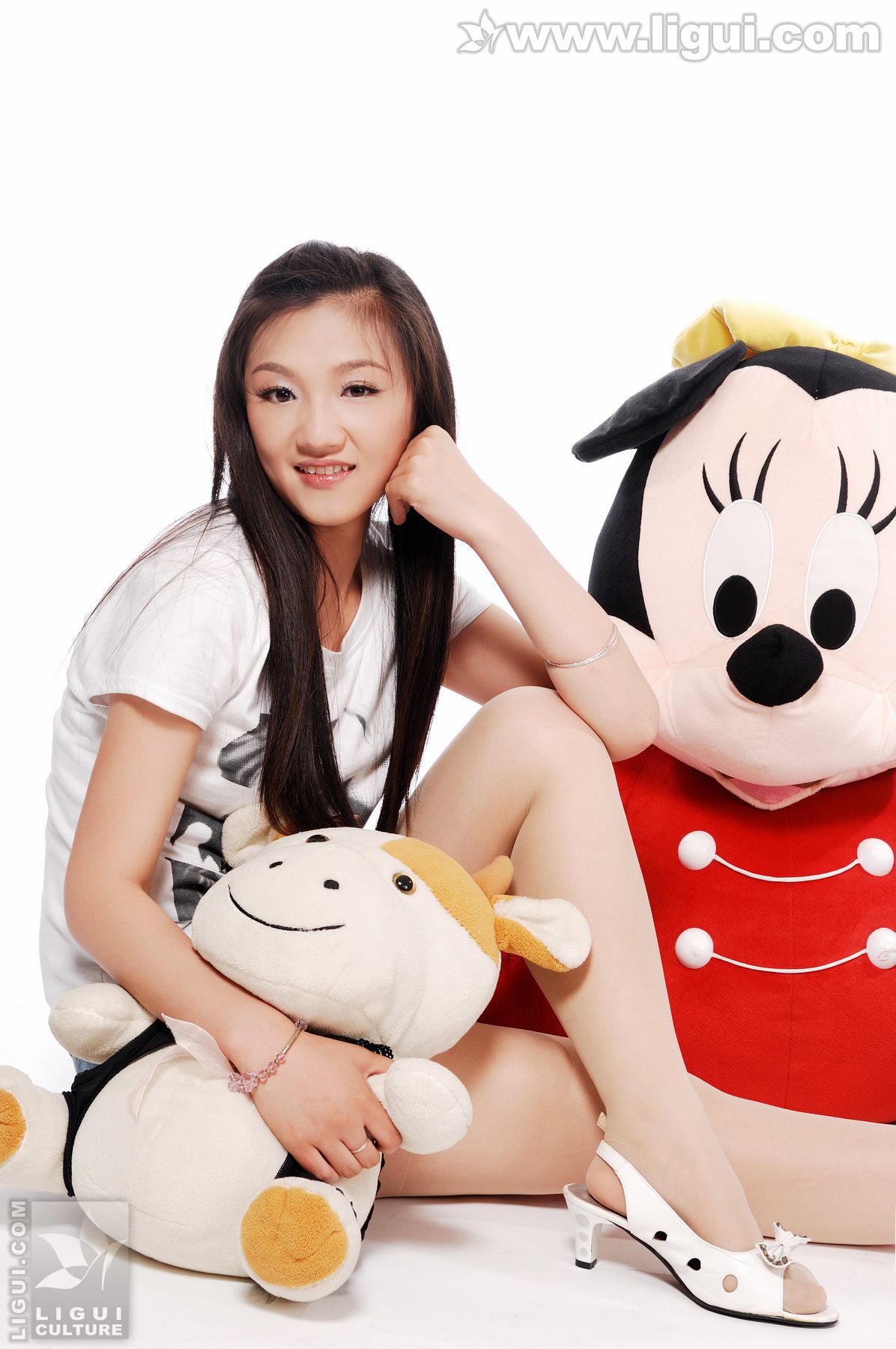 Model 小倩《小倩与玩偶之丝袜美足》  美腿玉足写真图片-图2