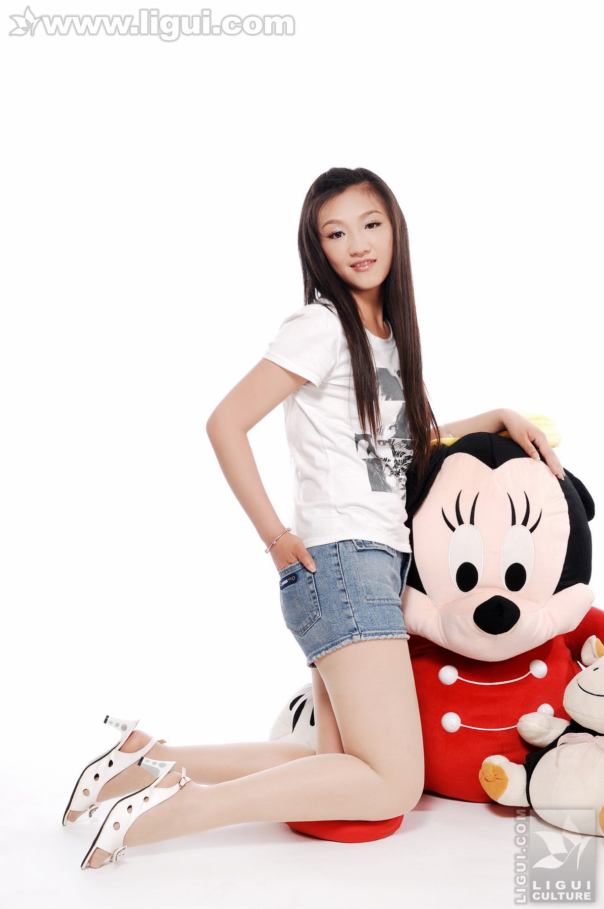 Model 小倩《小倩与玩偶之丝袜美足》  美腿玉足写真图片-图5