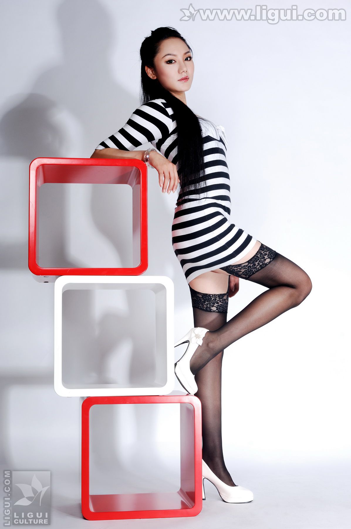 Model 杨紫《简单家居装饰中的丝袜魅力》  美腿玉足写真图片-图0