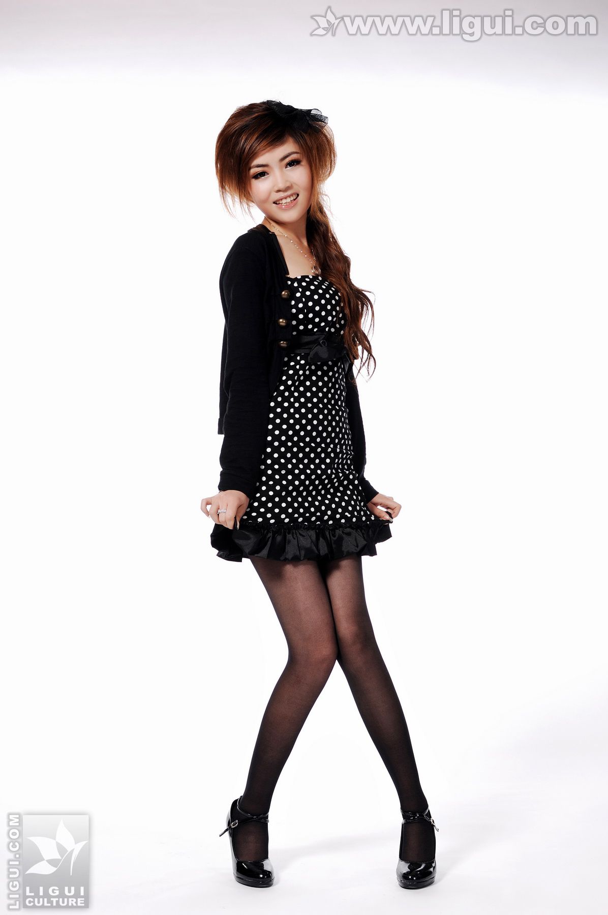 Model 张凤娇《简单高跟美足秀》  美腿玉足写真图片-图0