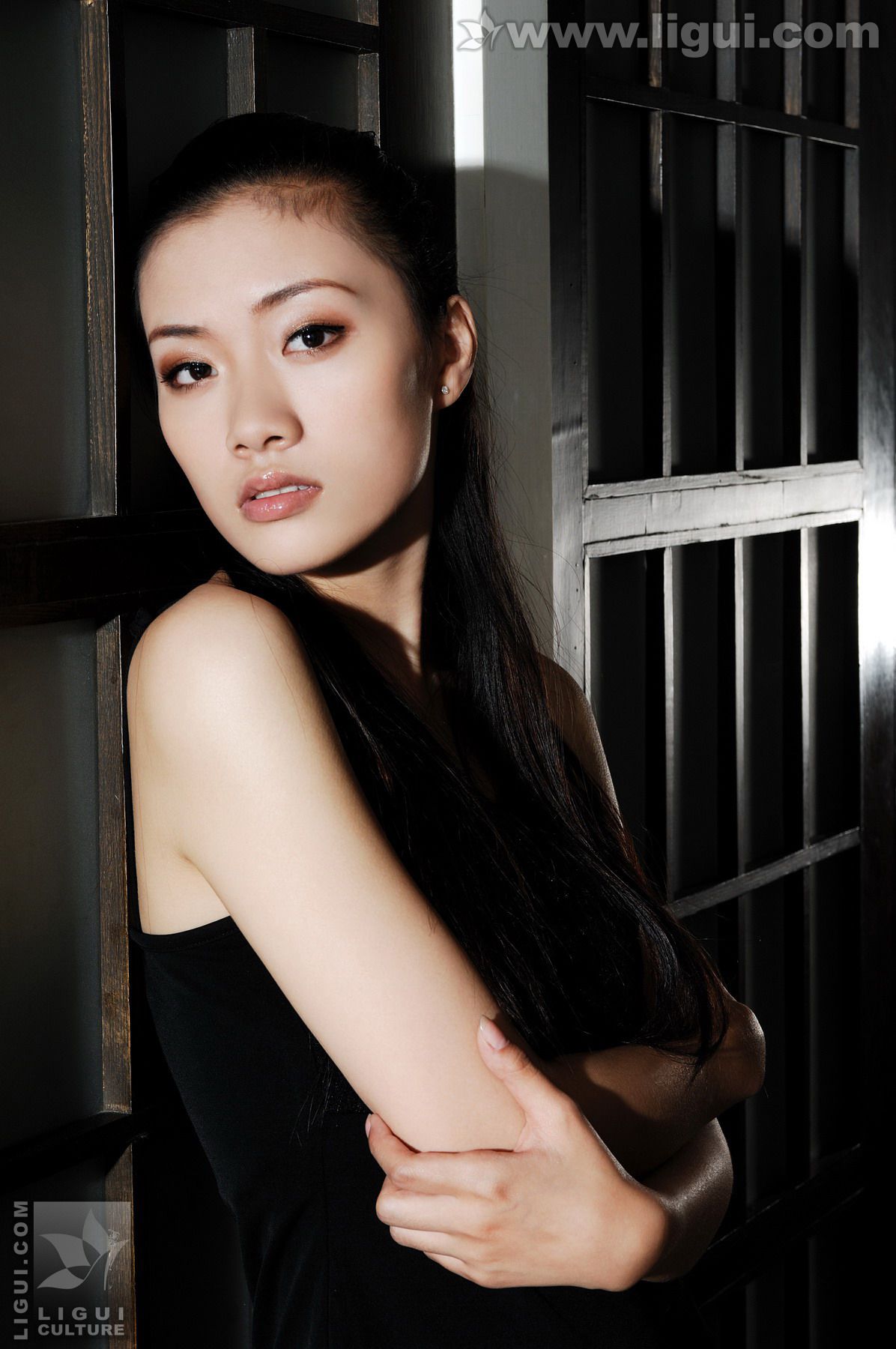 Model 廖梦茜《黑暗中的诱惑身躯》  美腿玉足写真图片-图0