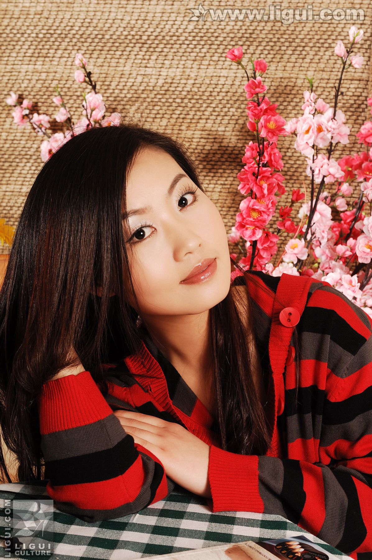 Model 小璐璐《居家风情美足踩踏》  美腿玉足写真图片-图0