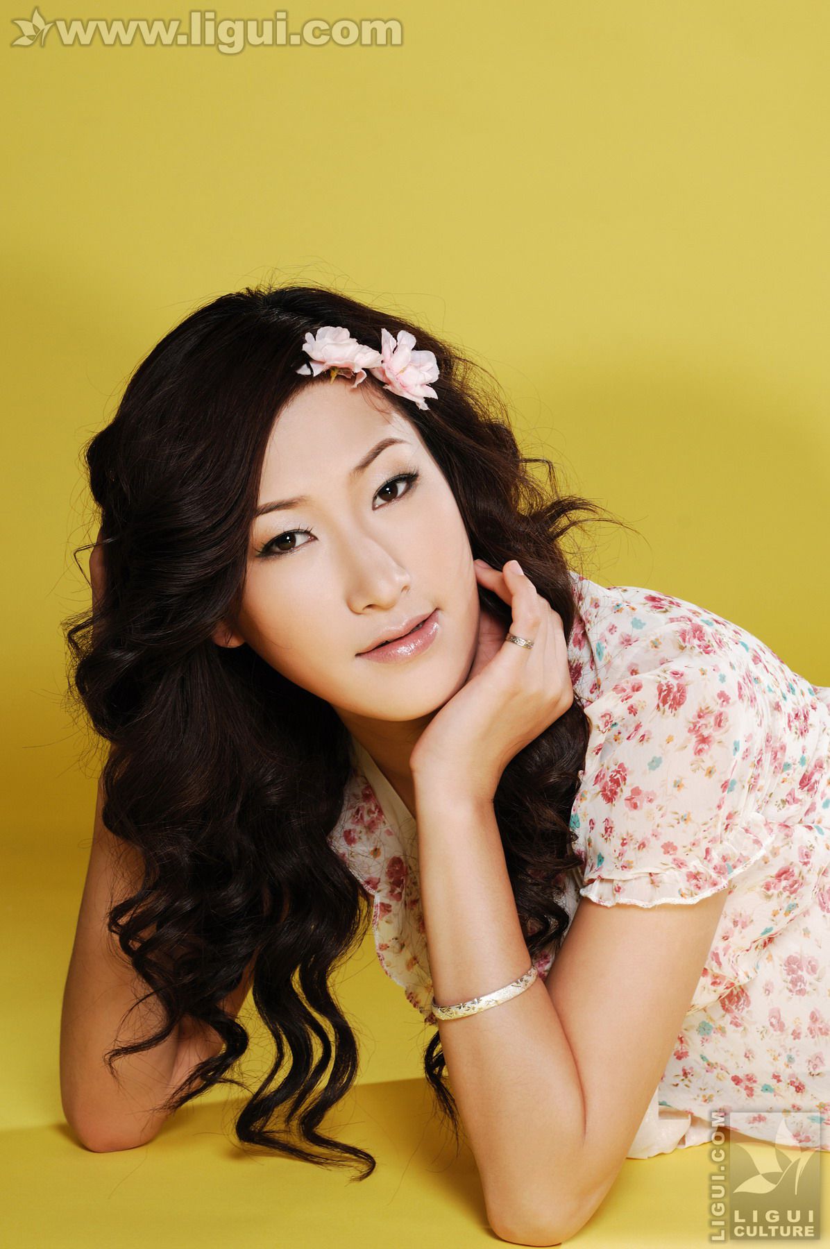 Model 婷婷《迷人风情之甜蜜蜜》  美腿玉足写真图片-图0