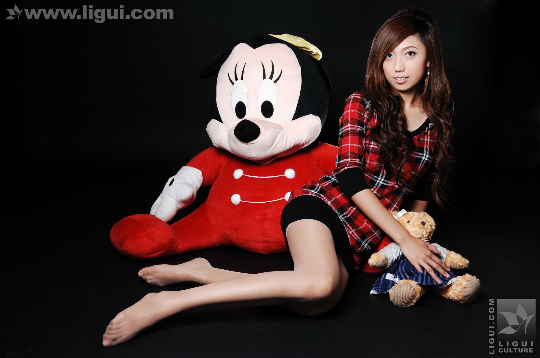 Model 梦娜《与玩偶之间的丝袜美足嬉戏》  美腿玉足写真图片-图11