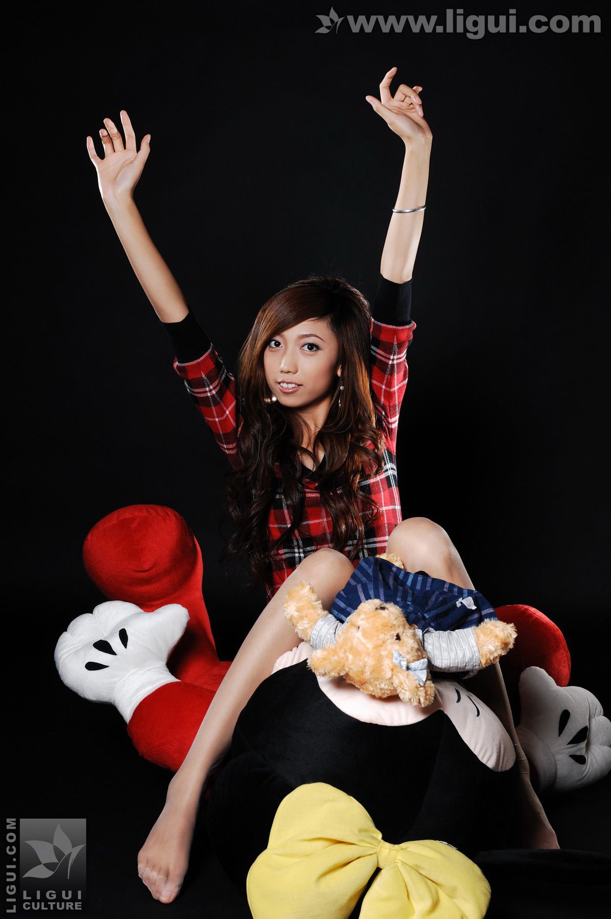 Model 梦娜《与玩偶之间的丝袜美足嬉戏》  美腿玉足写真图片-图18