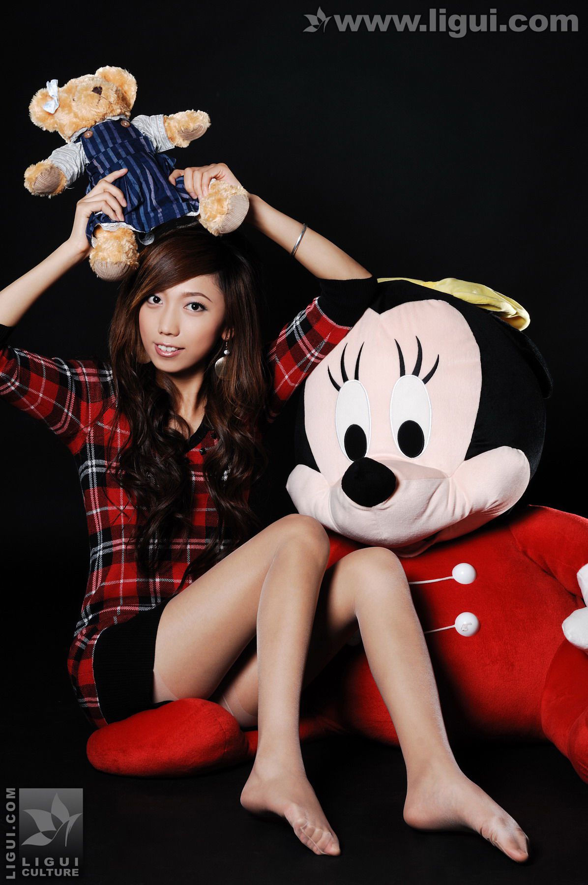 Model 梦娜《与玩偶之间的丝袜美足嬉戏》  美腿玉足写真图片-图8