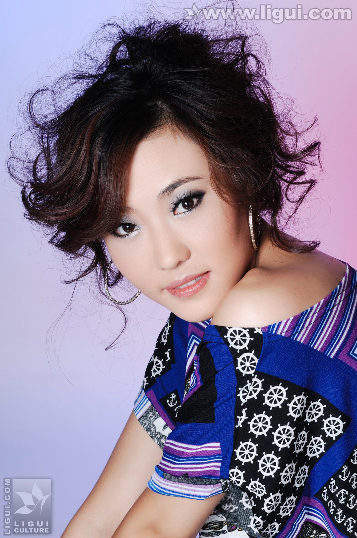 Model CoCo《多彩世界中的美足风情》  美腿玉足写真图片-图1