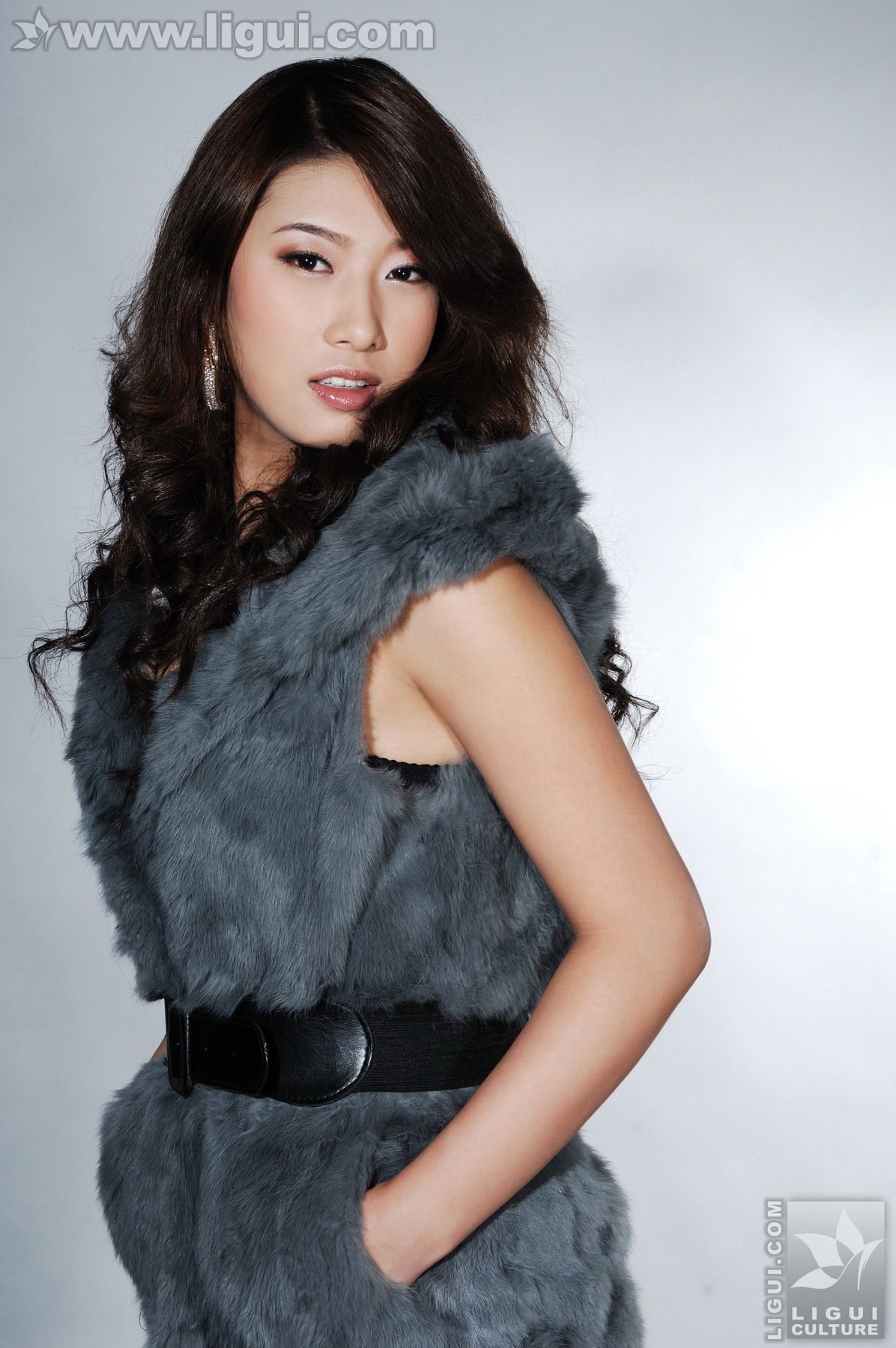 Model 思玉《皮草衬托之下的丝足美感》  美腿玉足写真图片-图0