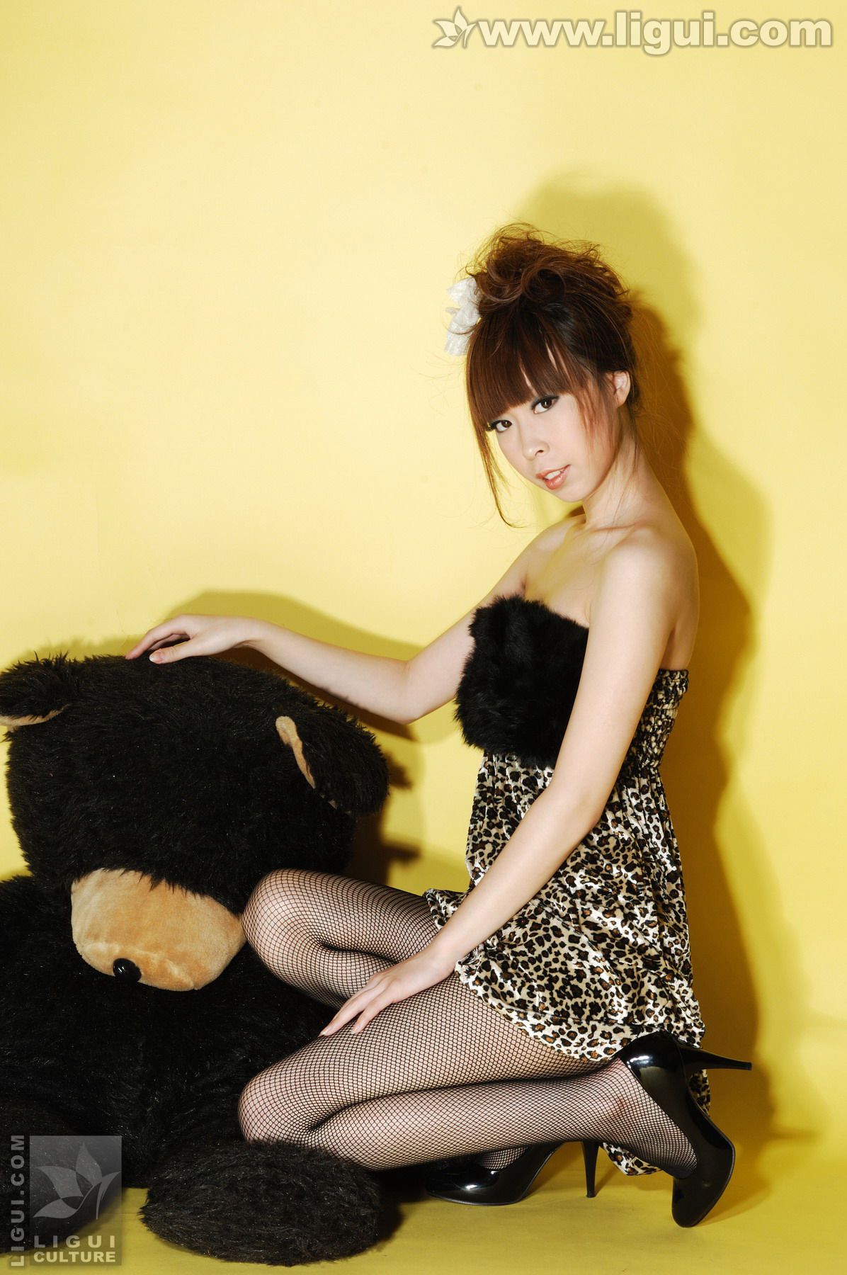 Model Vicky《与小熊玩偶之间的黑丝摩登秀》  美腿玉足写真图片-图3
