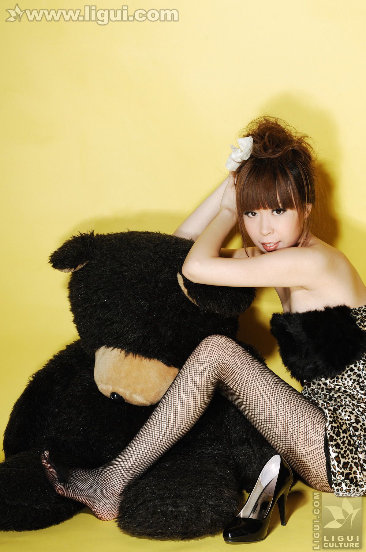 Model Vicky《与小熊玩偶之间的黑丝摩登秀》  美腿玉足写真图片-图7