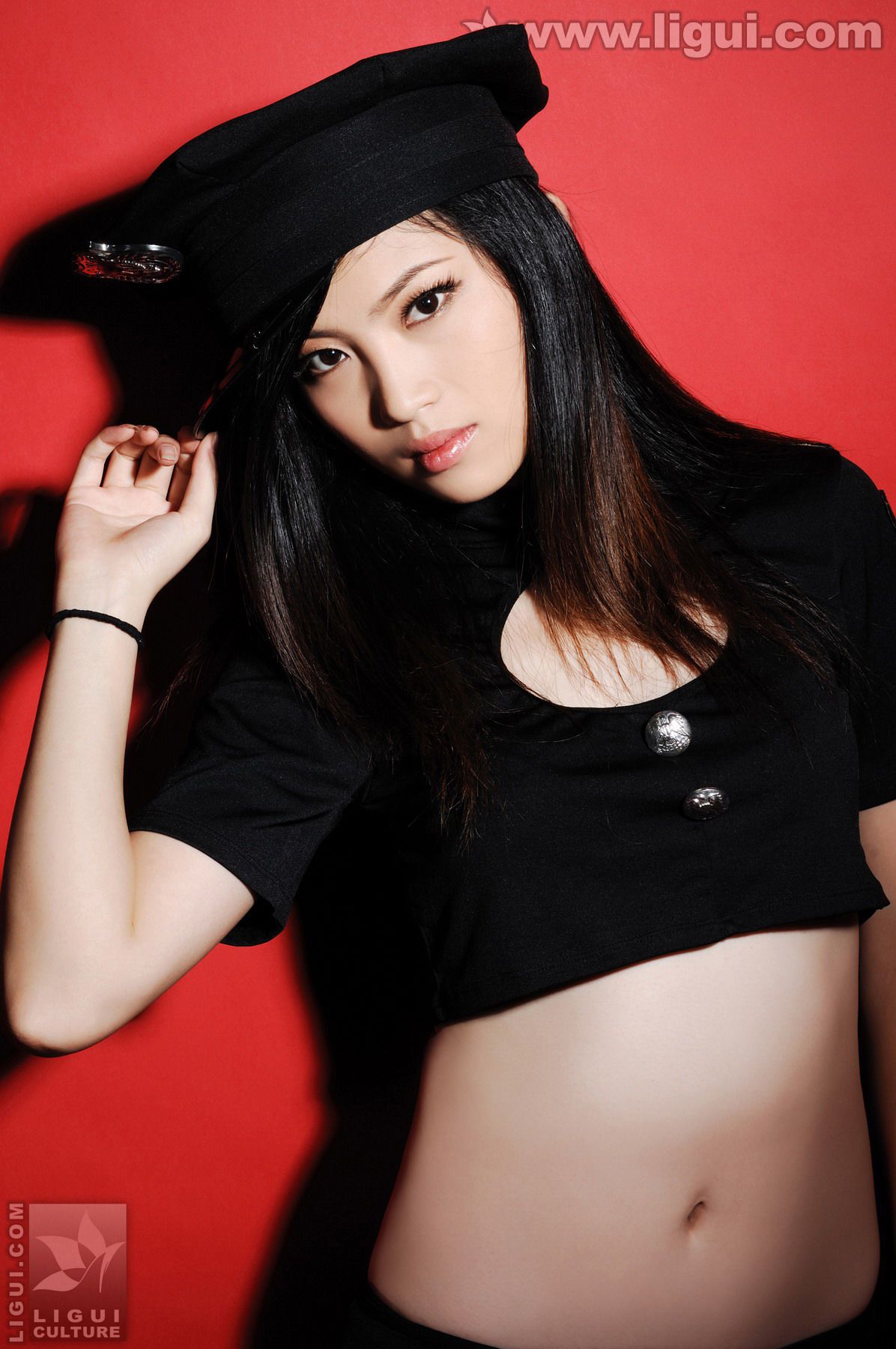 Model 左左《红色背景的性感女郎风情》  美腿玉足写真图片-图0