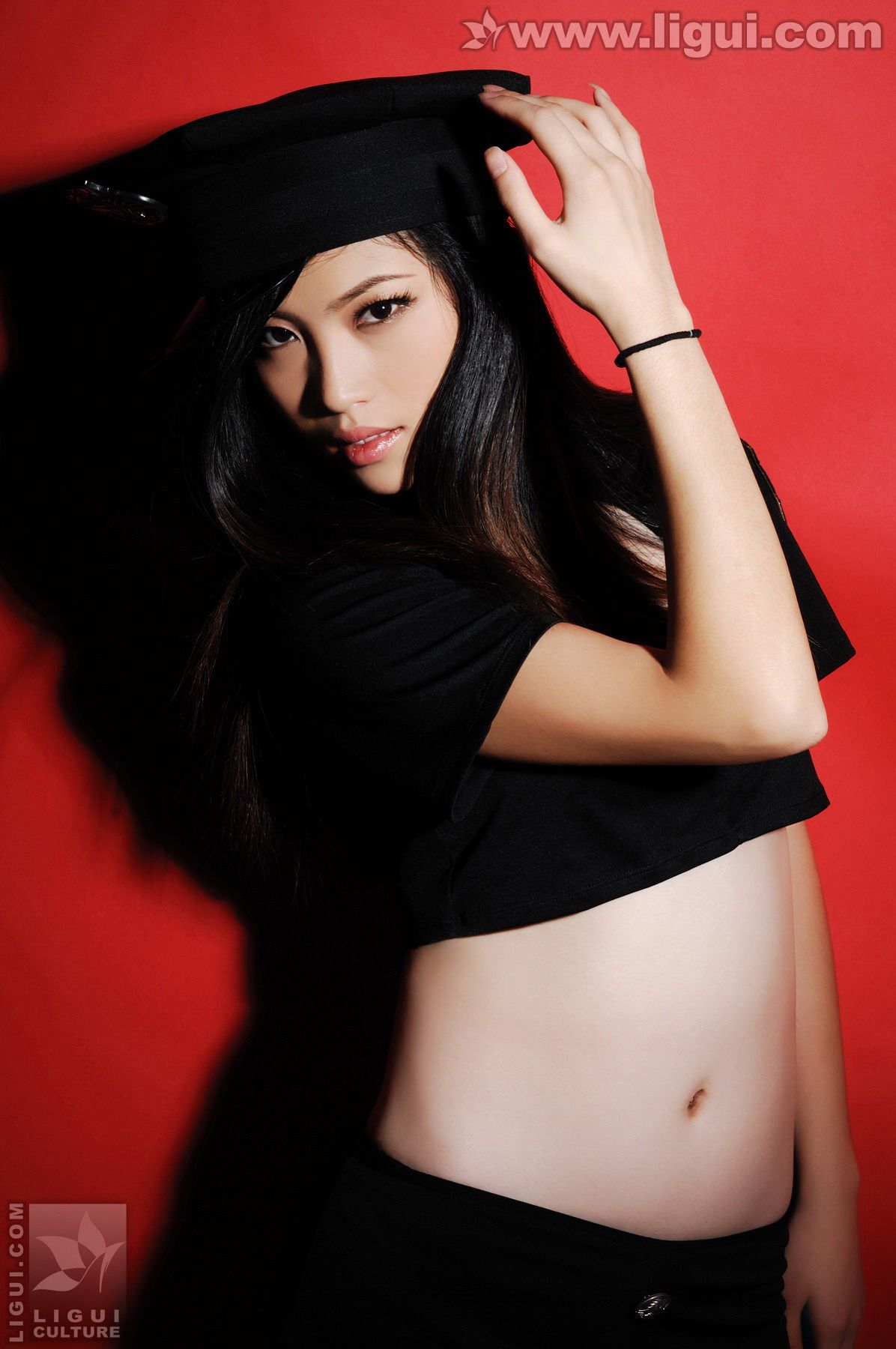 Model 左左《红色背景的性感女郎风情》  美腿玉足写真图片-图1