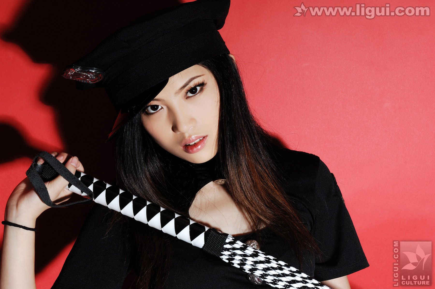 Model 左左《红色背景的性感女郎风情》  美腿玉足写真图片-图5
