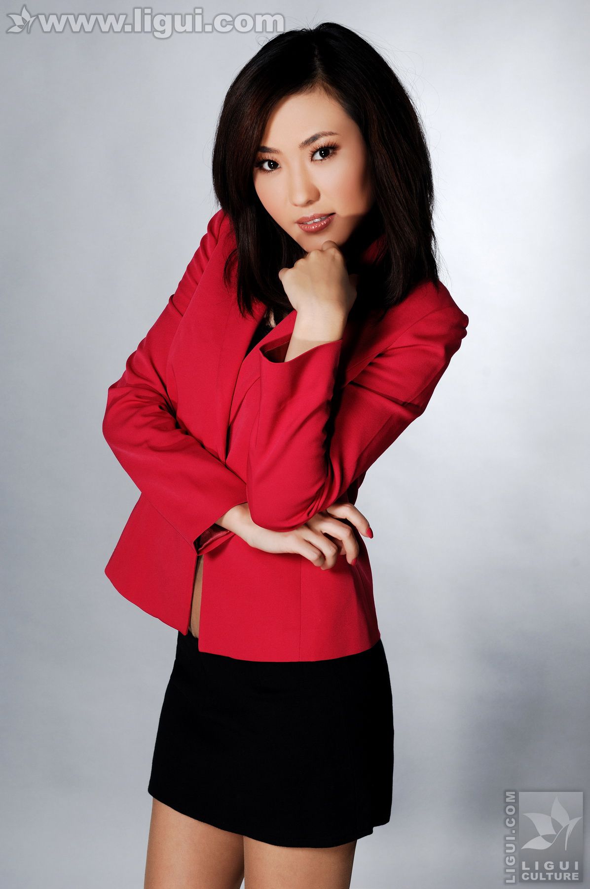 Model CoCo《职业装下的高跟魅力风姿》  美腿玉足写真图片-图0
