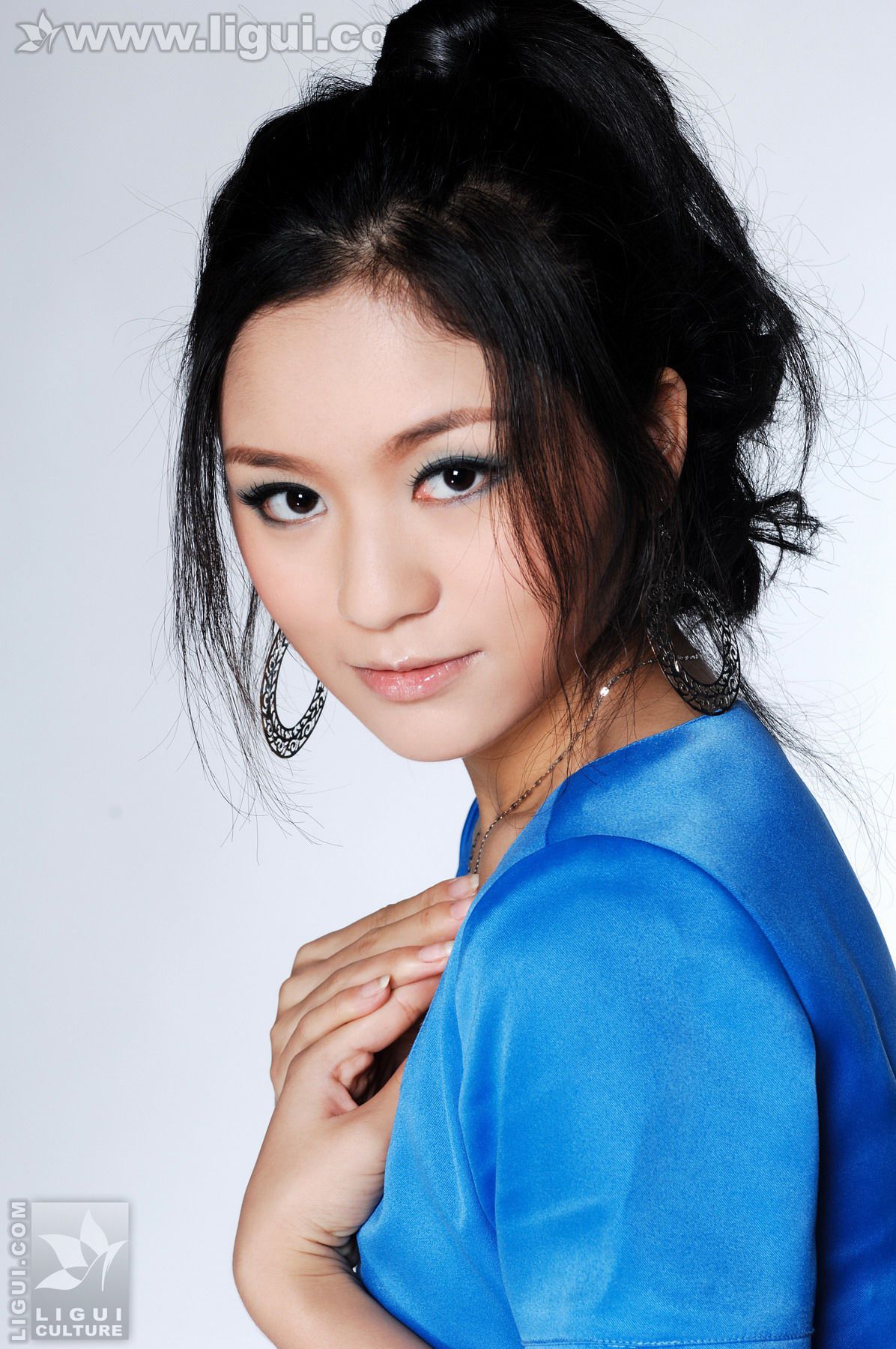 Model 英子《完美气质，蓝色诱惑》  美腿玉足写真图片-图0