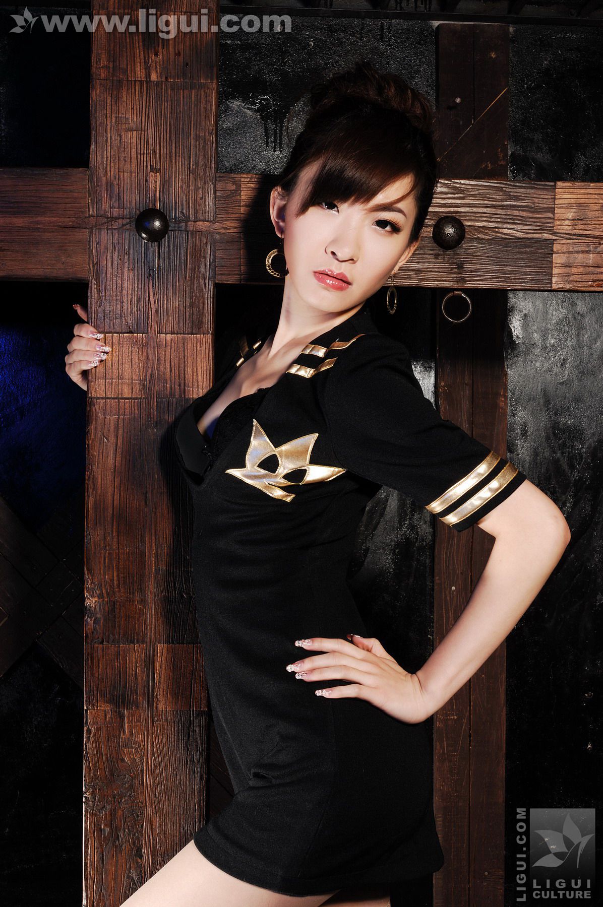 Model 小雪《古典风气之下的高跟魅力》  美腿玉足写真图片-图3