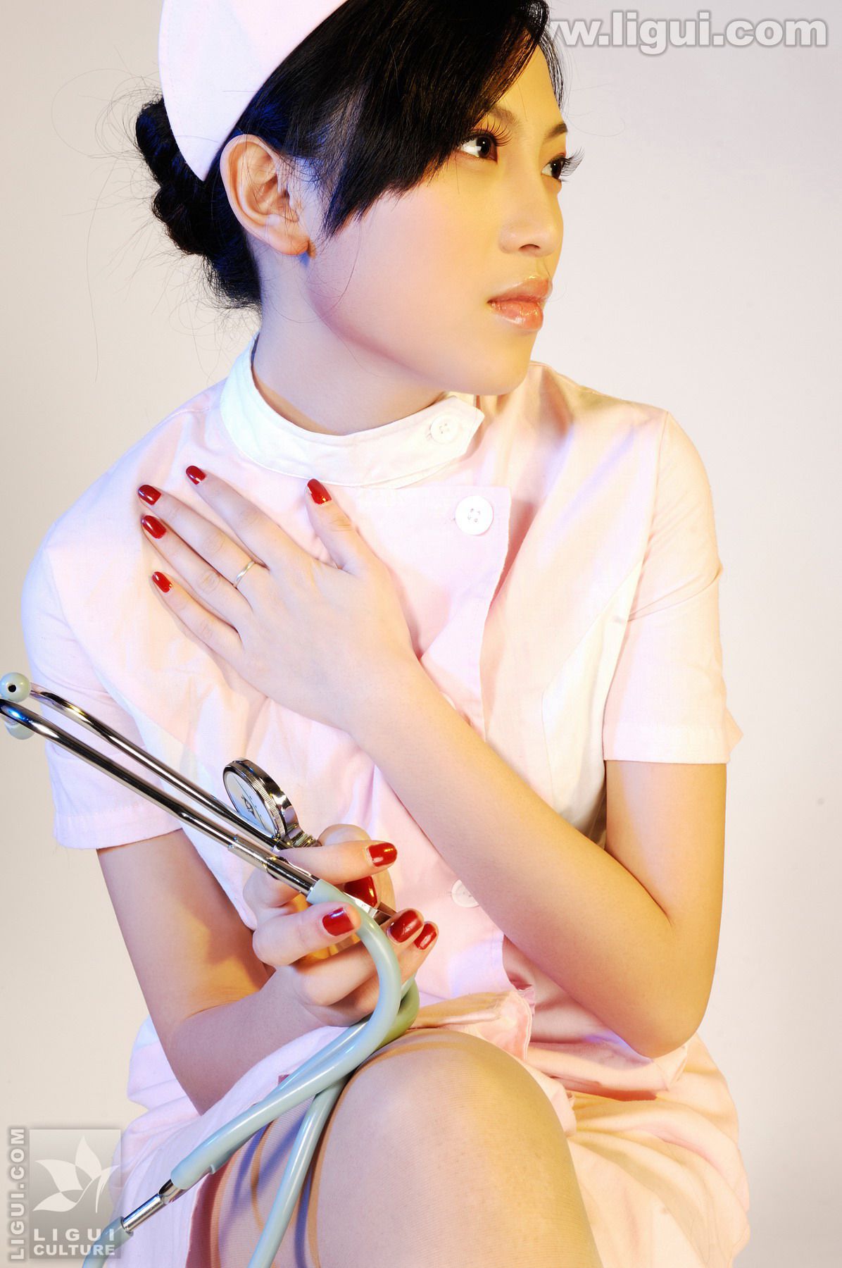 Model 左左《完美的护士情节》  美腿玉足写真图片-图0