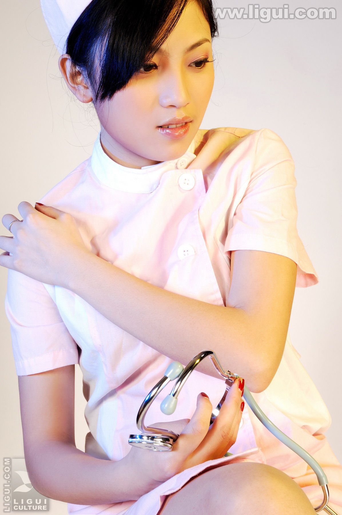 Model 左左《完美的护士情节》  美腿玉足写真图片-图1