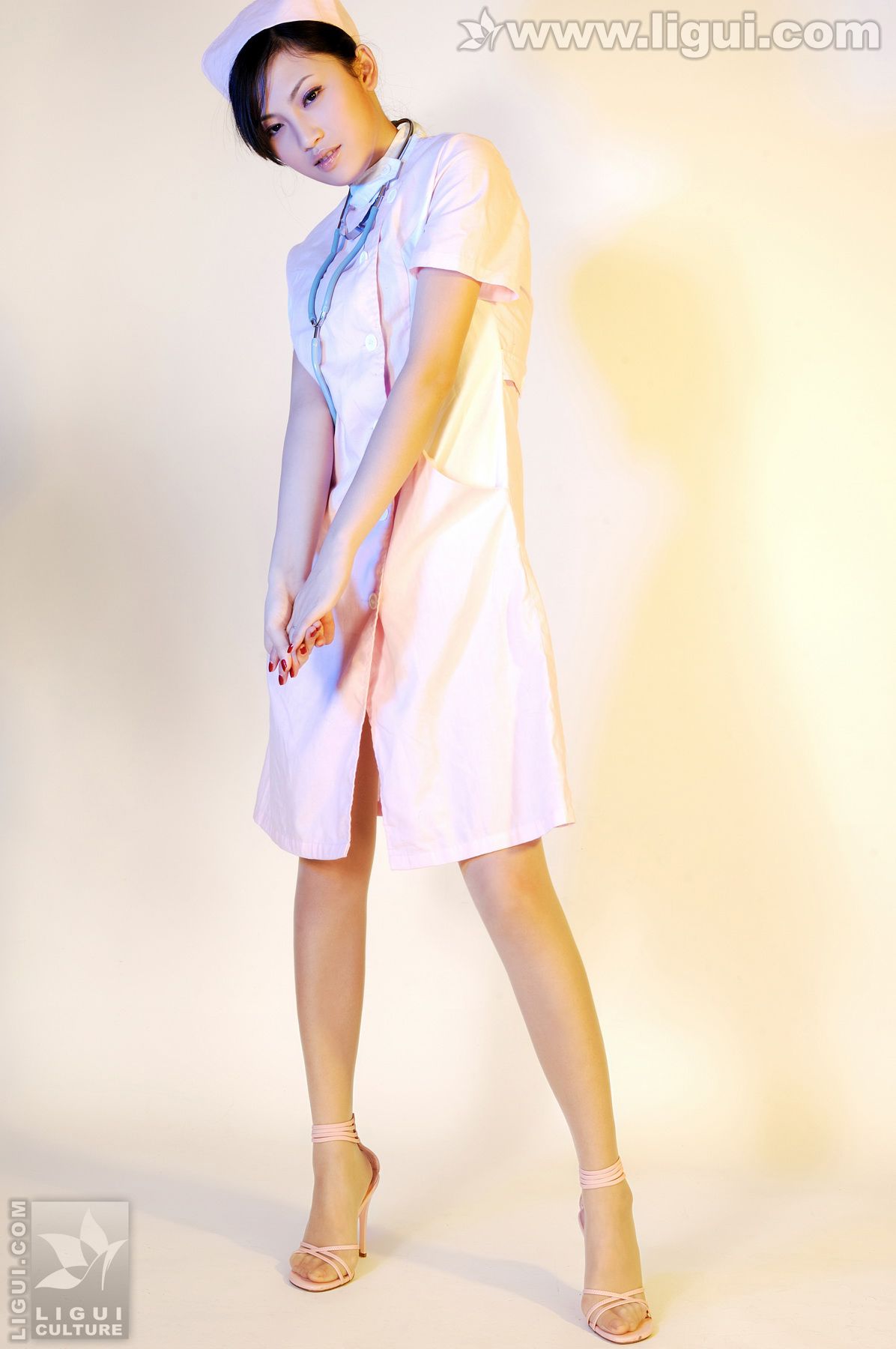 Model 左左《完美的护士情节》  美腿玉足写真图片-图6