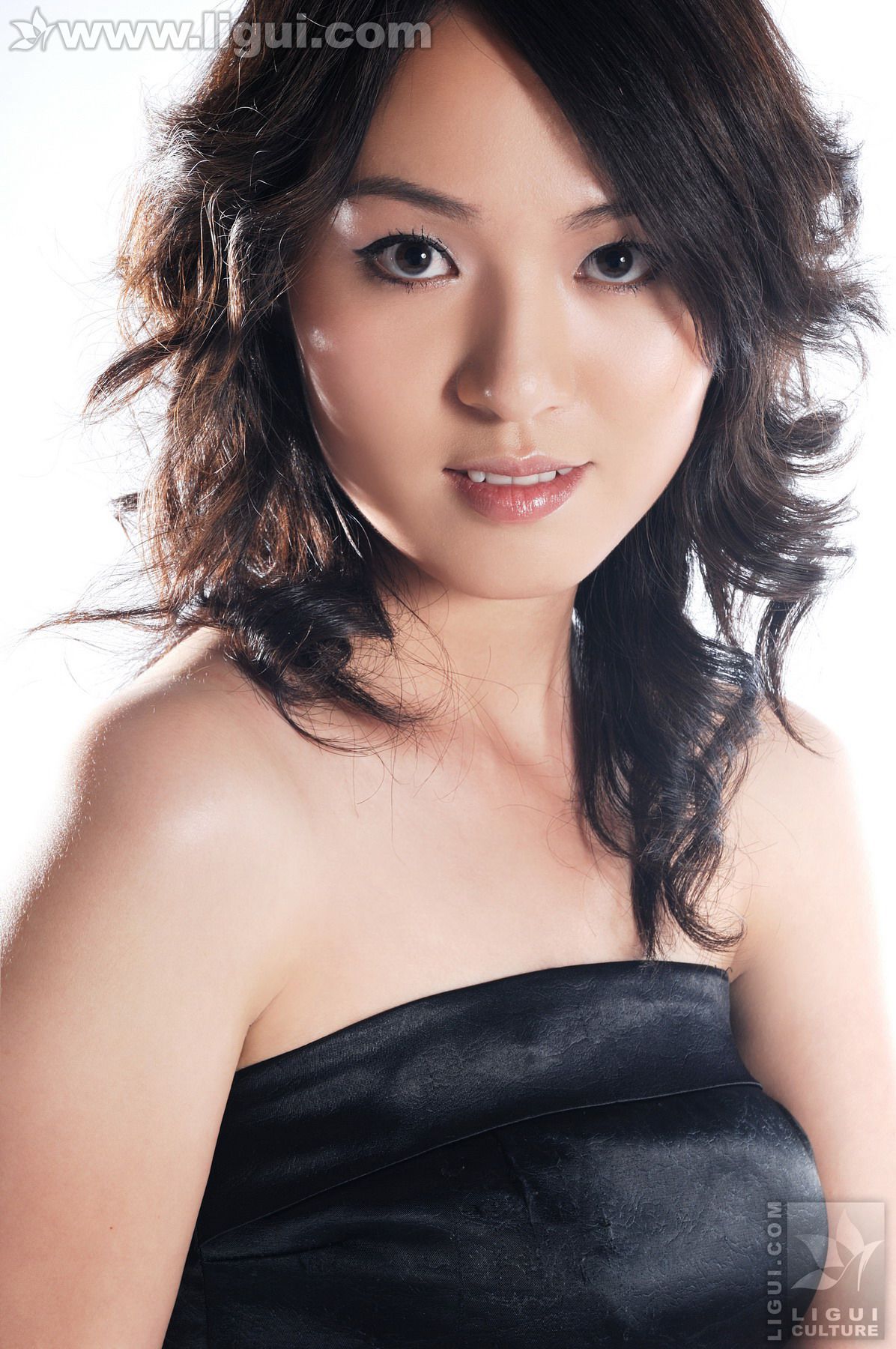 Model 欧阳茜《高贵气质，极品视觉》  美腿玉足写真图片-图0
