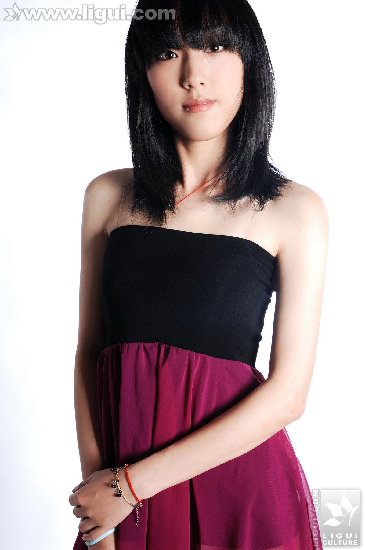 Model 吕莹嫒《顶级视觉的高跟大片》  美腿玉足写真图片-图0