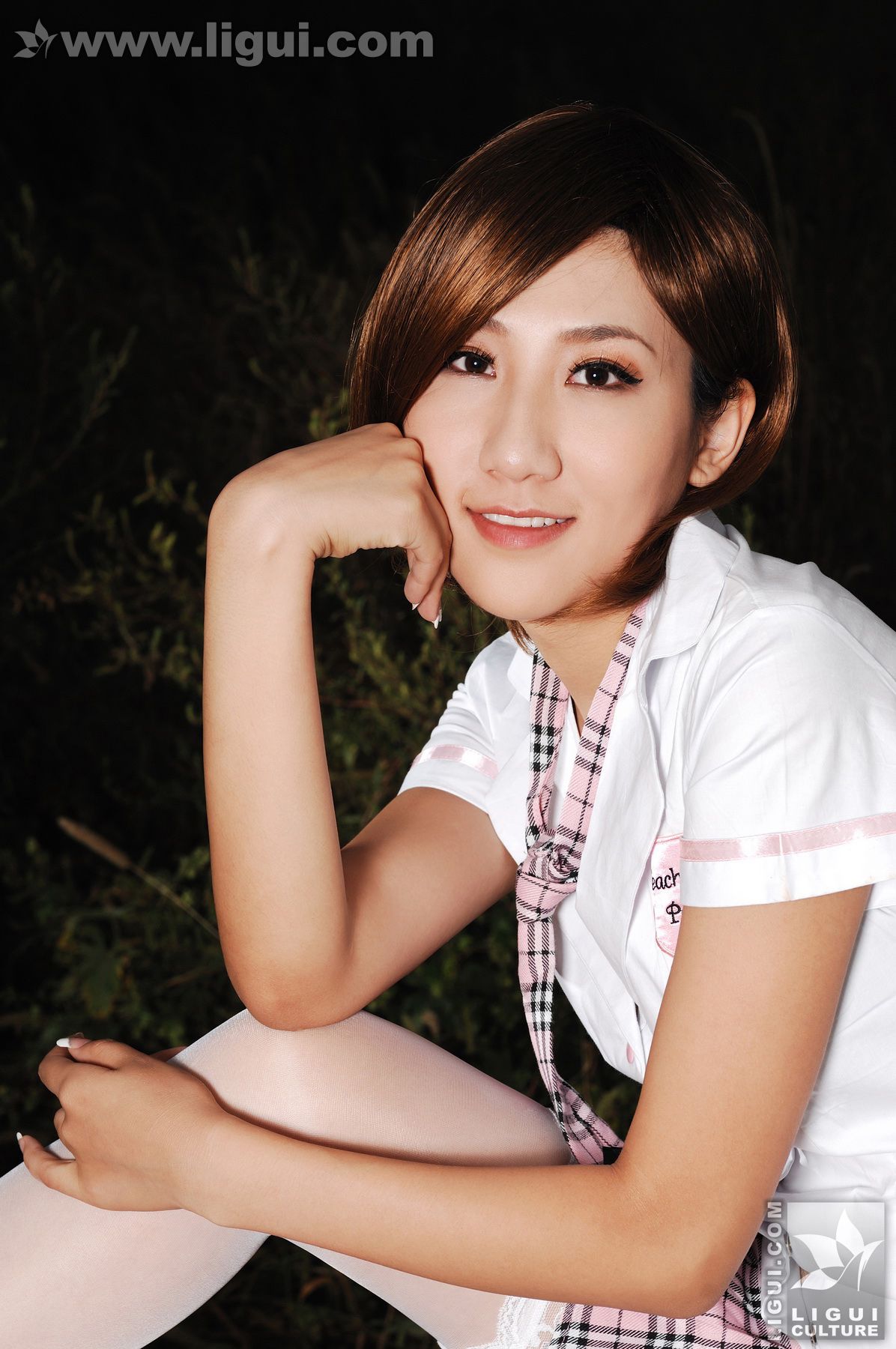 Model 李璐《荒野建筑中的丝袜经典视觉》  美腿玉足写真图片-图13