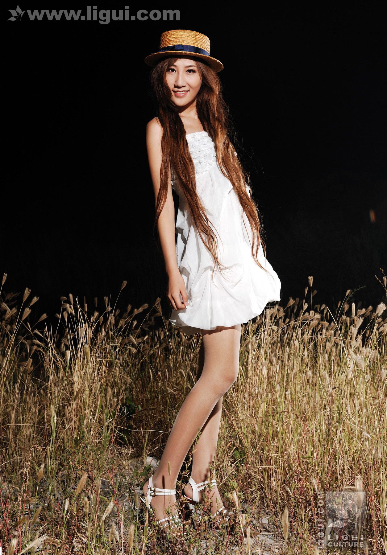 Model 李璐《荒野建筑中的丝袜经典视觉》  美腿玉足写真图片-图23