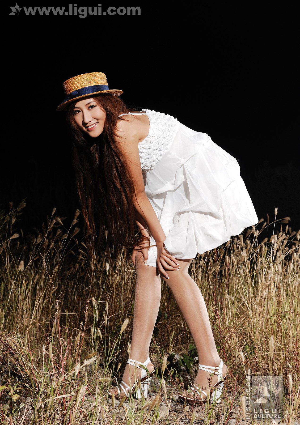 Model 李璐《荒野建筑中的丝袜经典视觉》  美腿玉足写真图片-图24