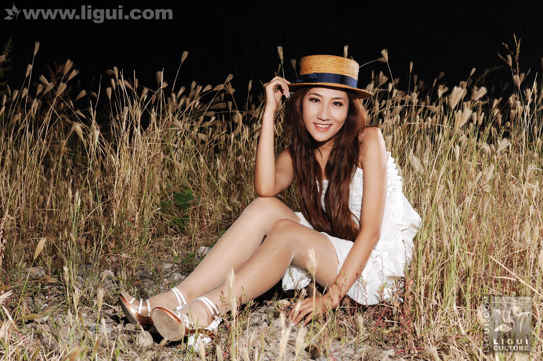 Model 李璐《荒野建筑中的丝袜经典视觉》  美腿玉足写真图片-图25