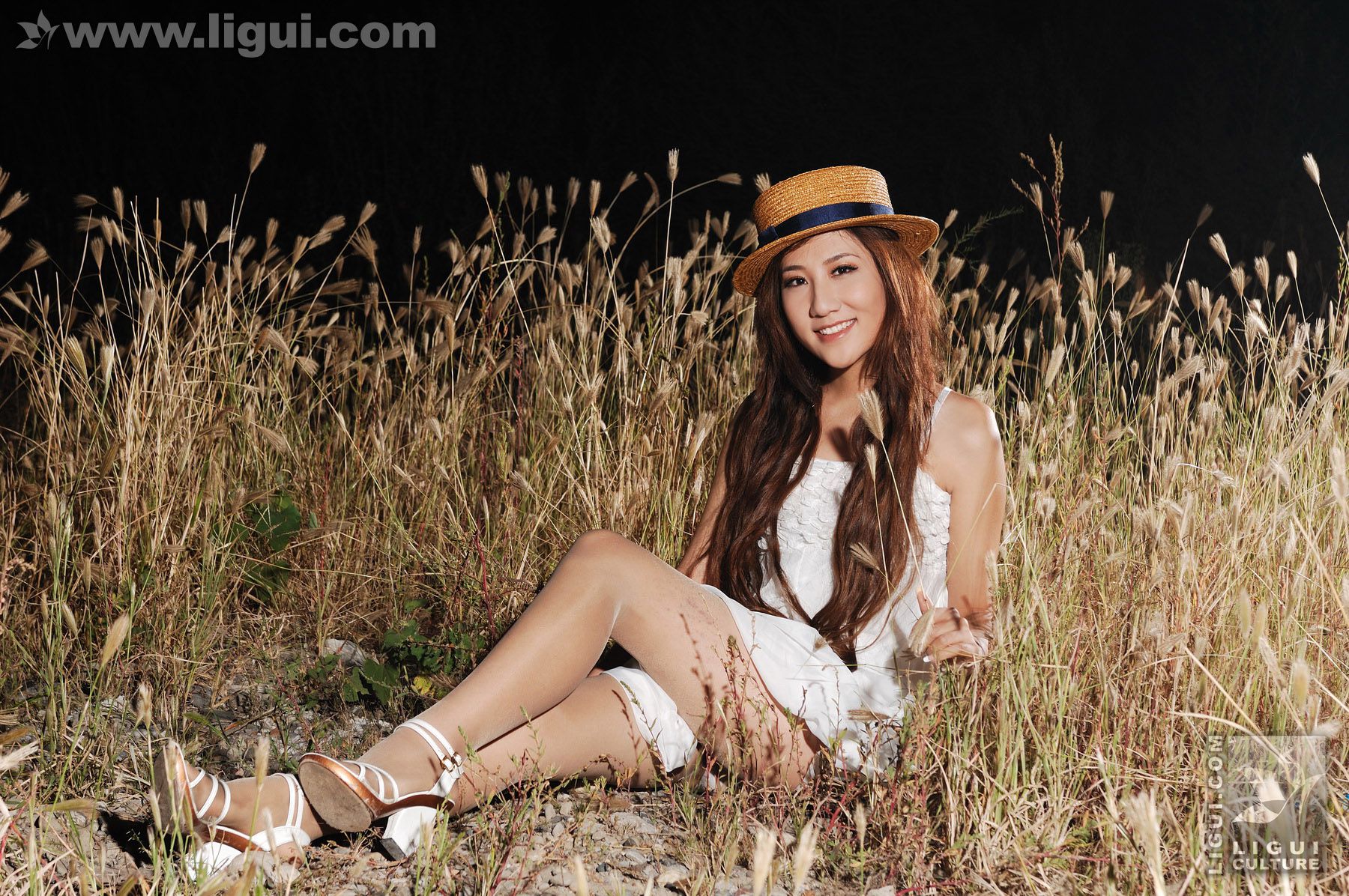 Model 李璐《荒野建筑中的丝袜经典视觉》  美腿玉足写真图片-图27