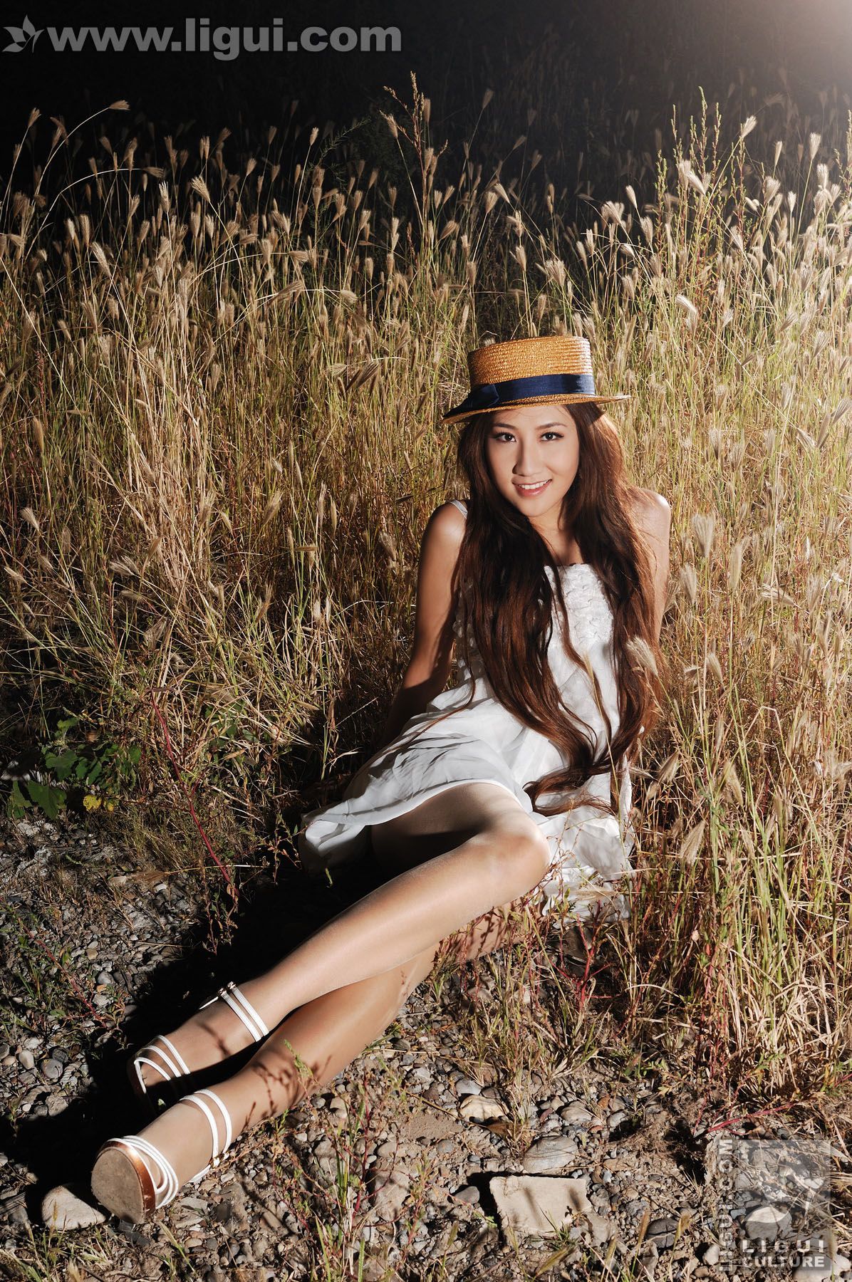 Model 李璐《荒野建筑中的丝袜经典视觉》  美腿玉足写真图片-图28